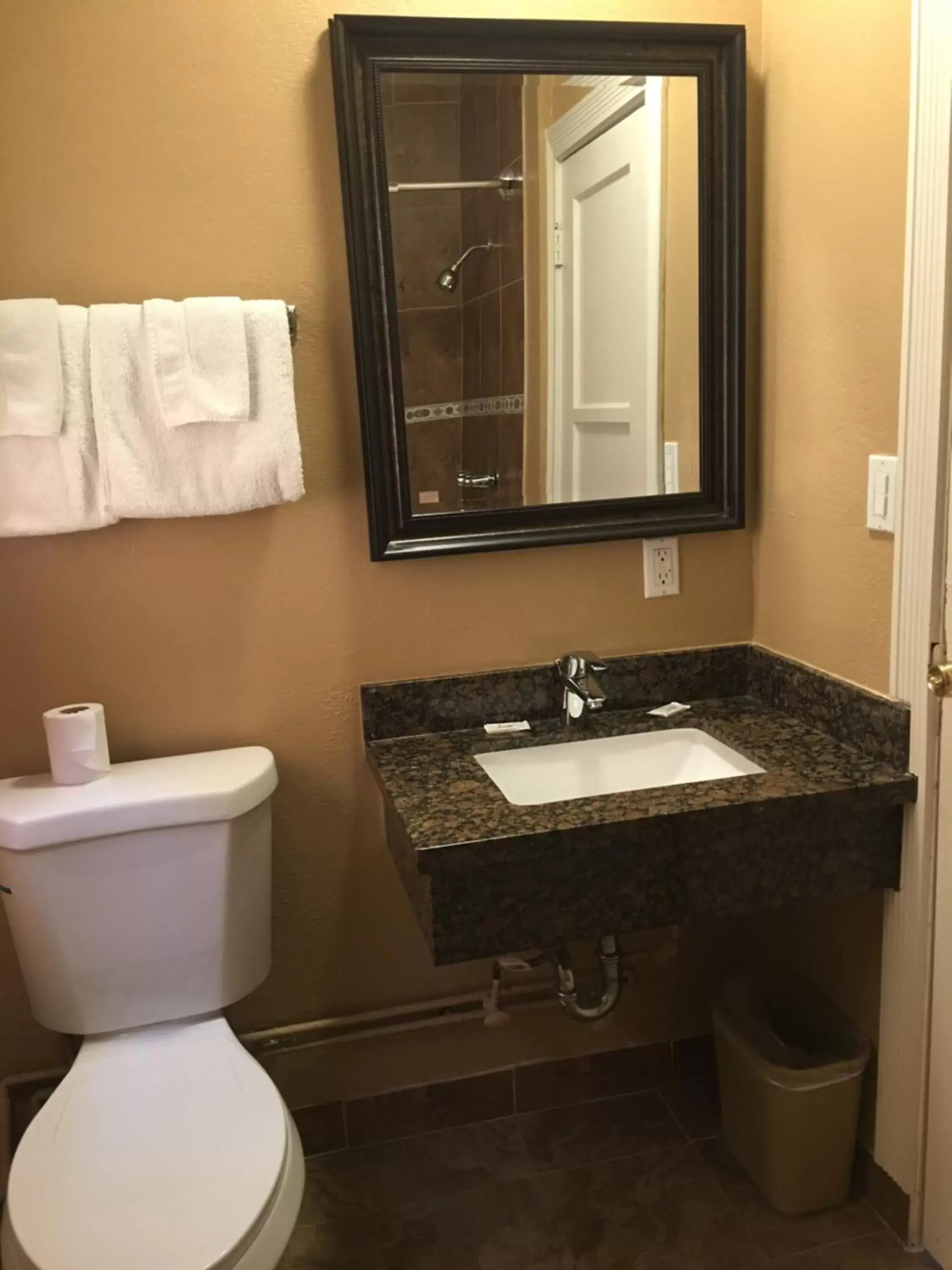 Bathroom in Budget Inn LAX-Lawndale