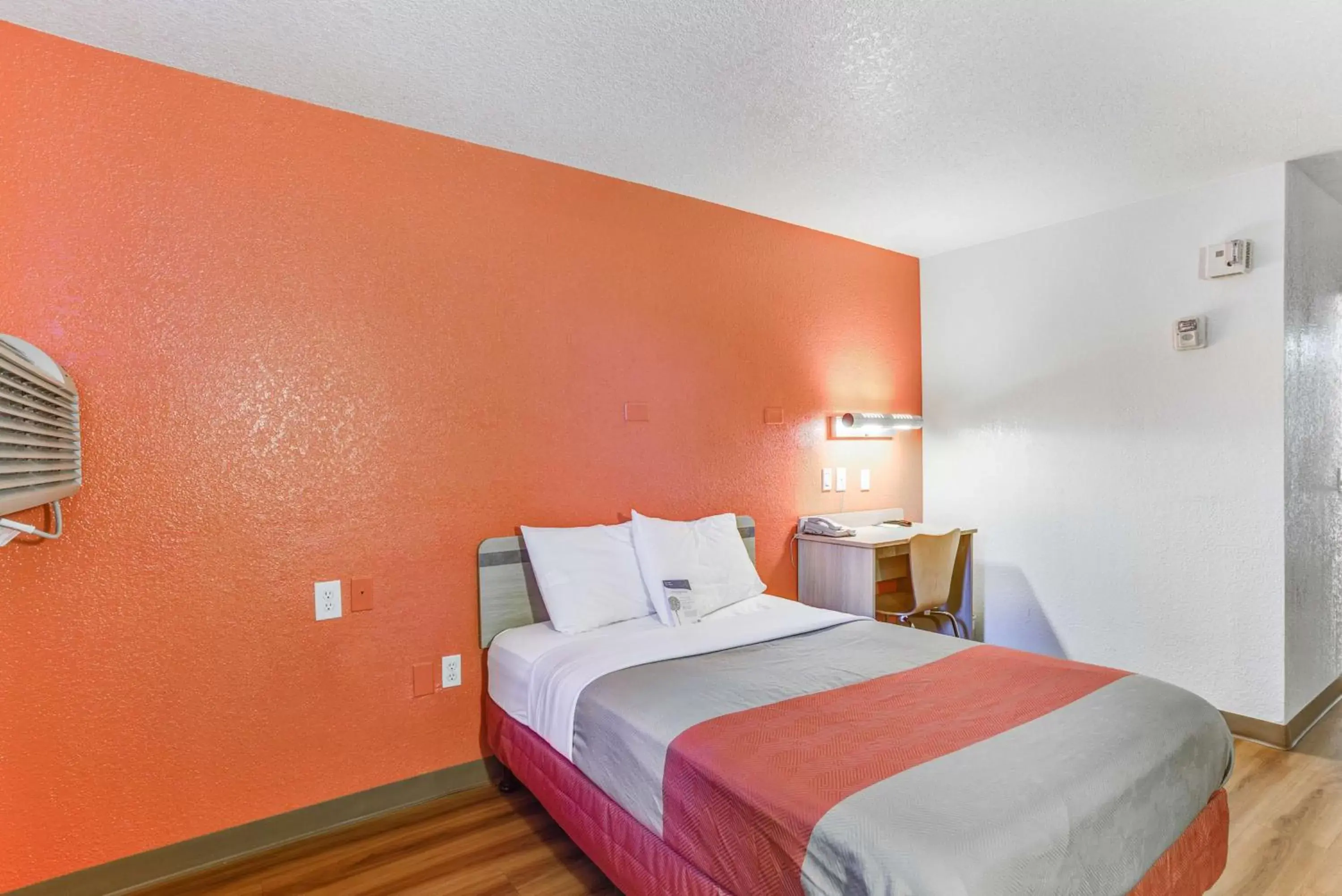 Photo of the whole room, Bed in Motel 6-Portland, OR - Tigard West