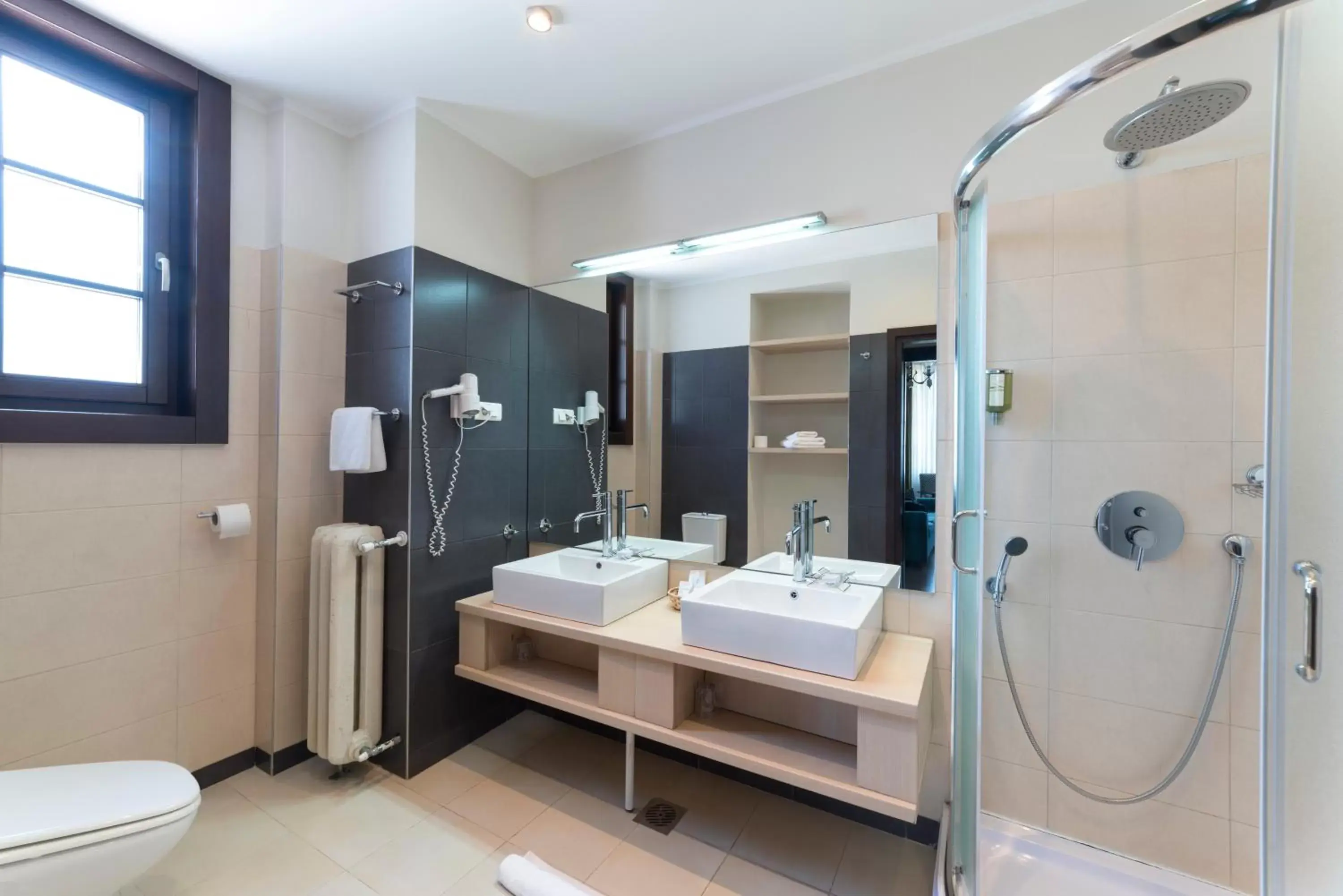 Shower in Mercure Belgrade Excelsior