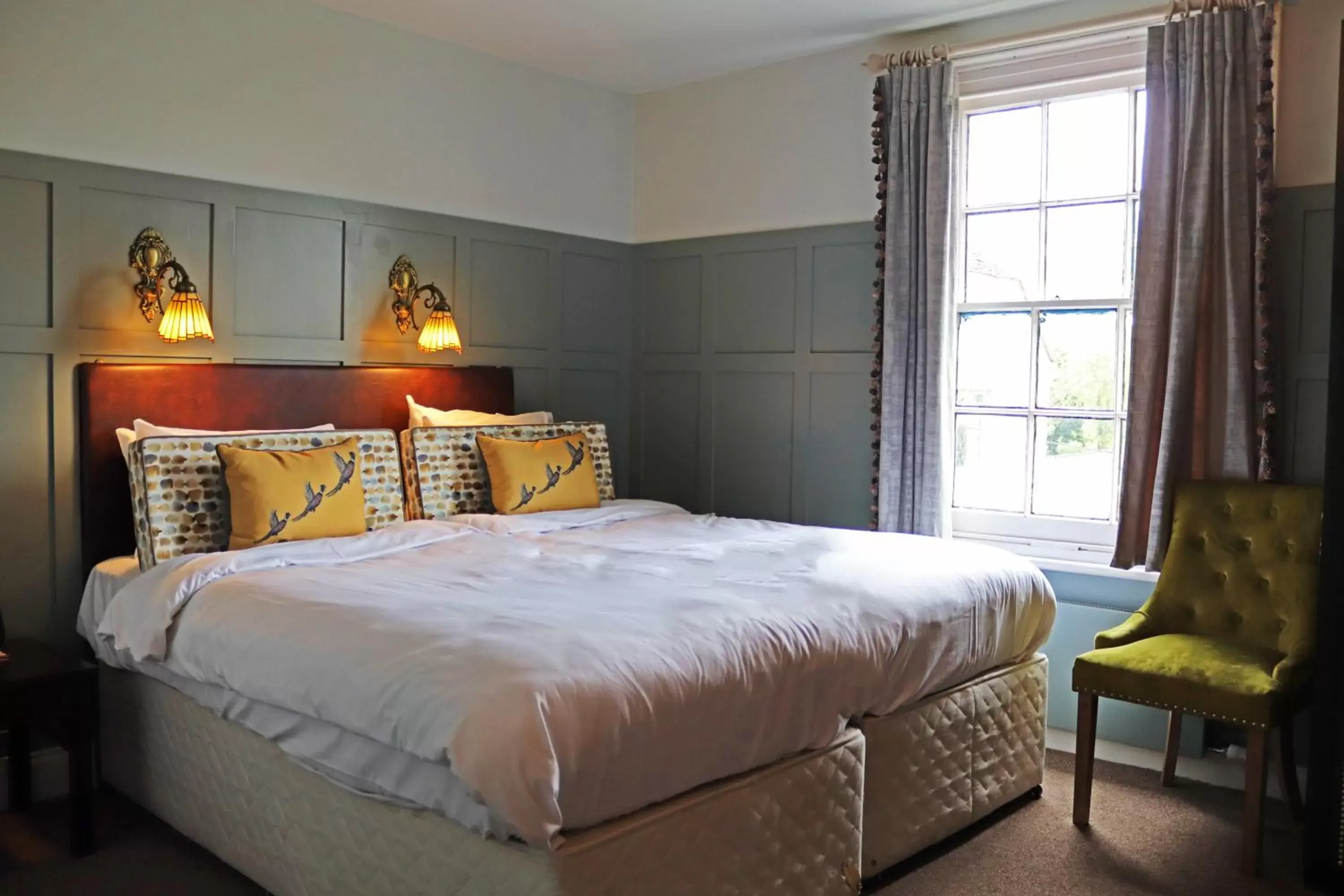 Bed in Shillingford Bridge Hotel