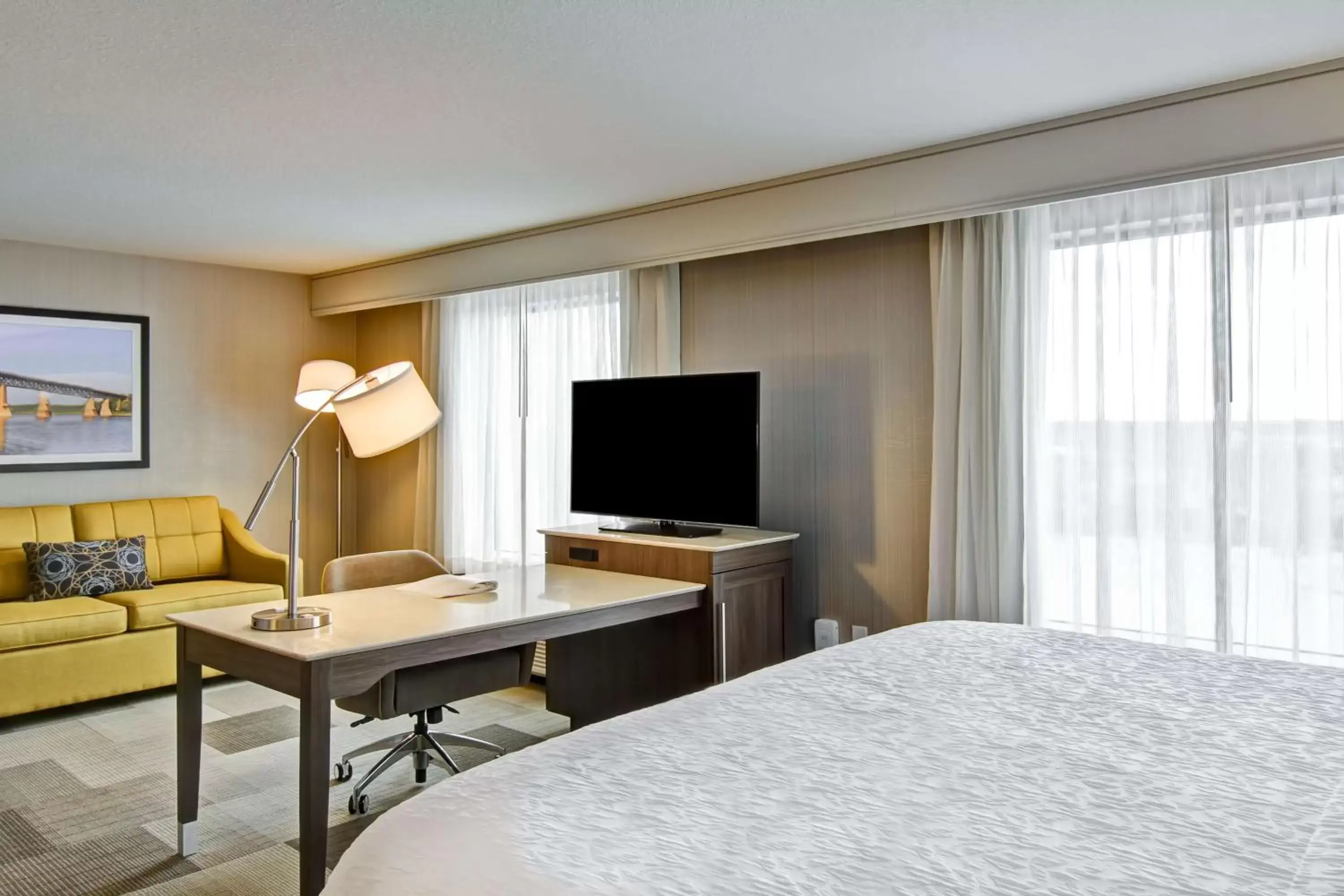 Bedroom, TV/Entertainment Center in Hampton Inn & Suites by Hilton Saskatoon Airport