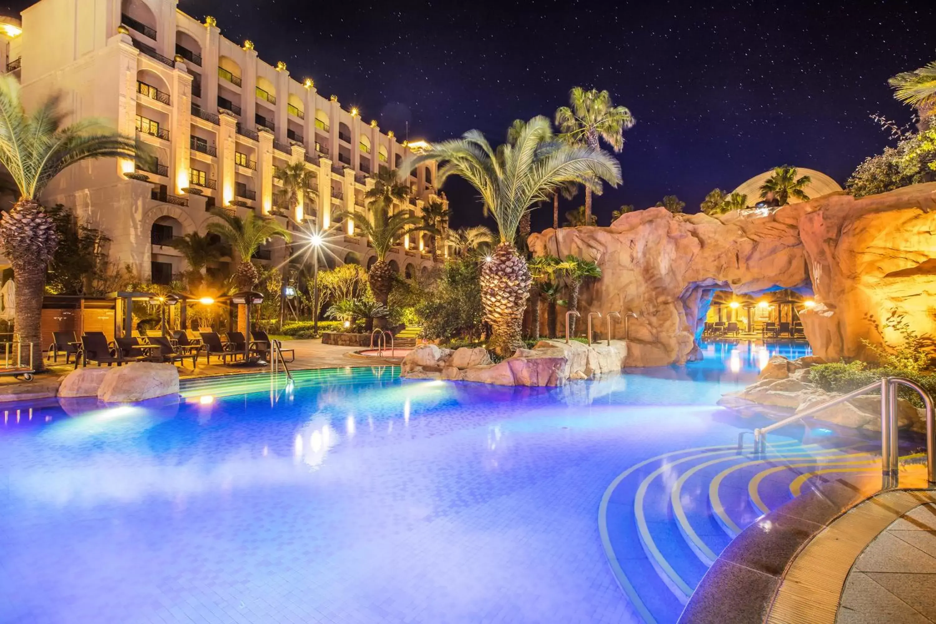 Swimming Pool in Lotte Hotel Jeju