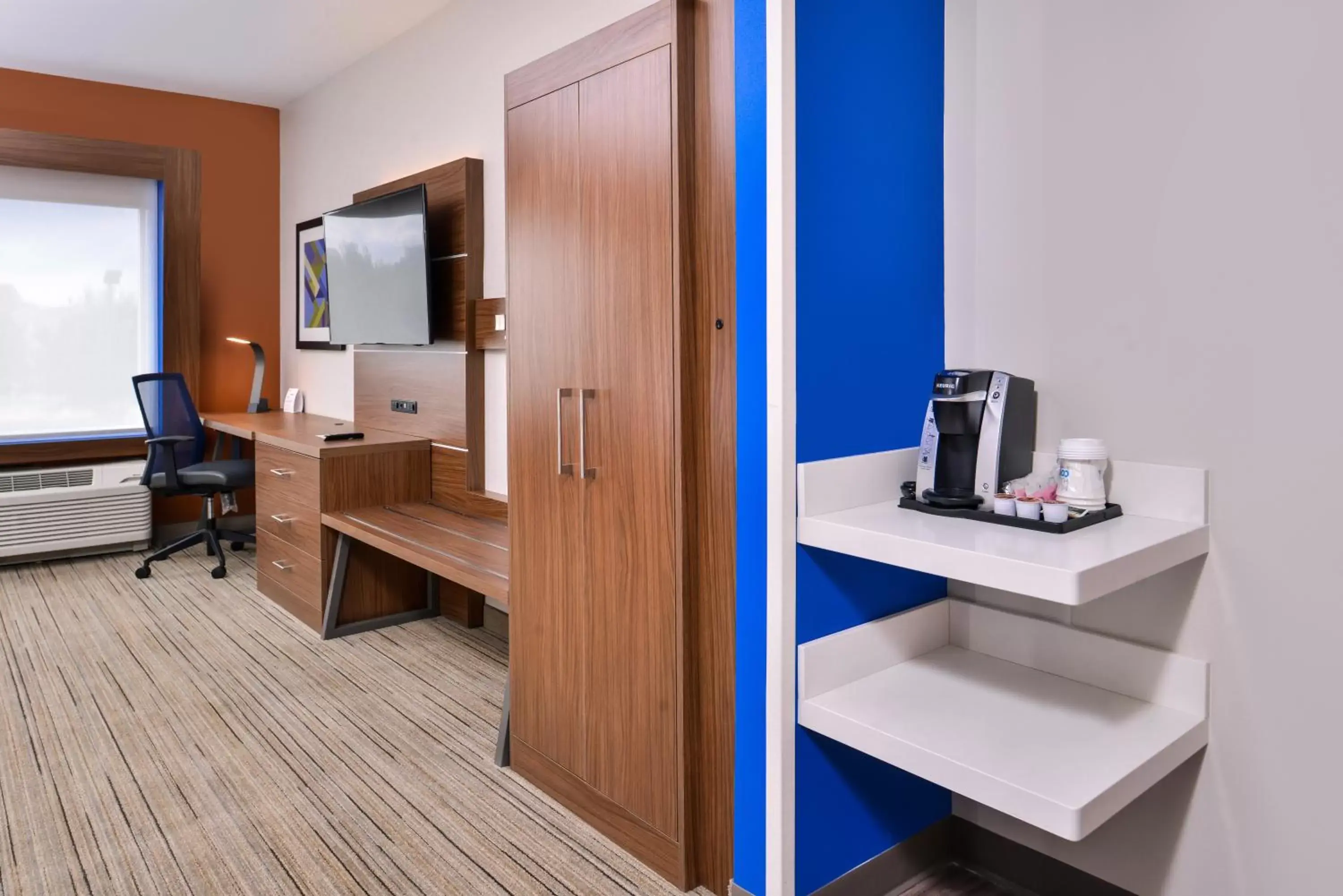 TV and multimedia, TV/Entertainment Center in Holiday Inn Express & Suites Farmville, an IHG Hotel