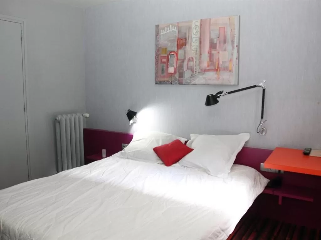 Bedroom, Bed in Hôtel Latino Reims Centre