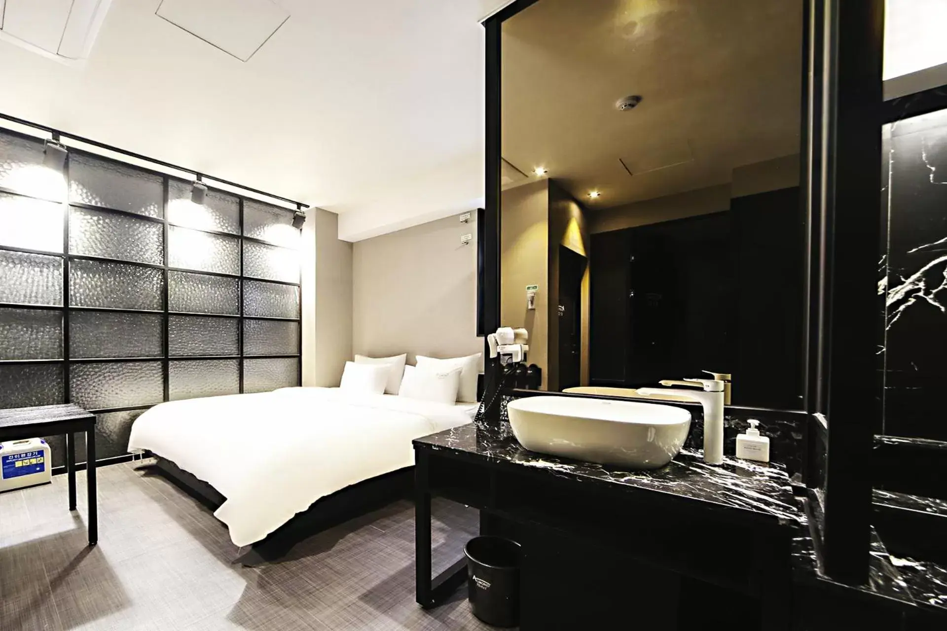 Standard Double Room in Masan Almond Hotel Standard Double Room in Masan Almond Hotel