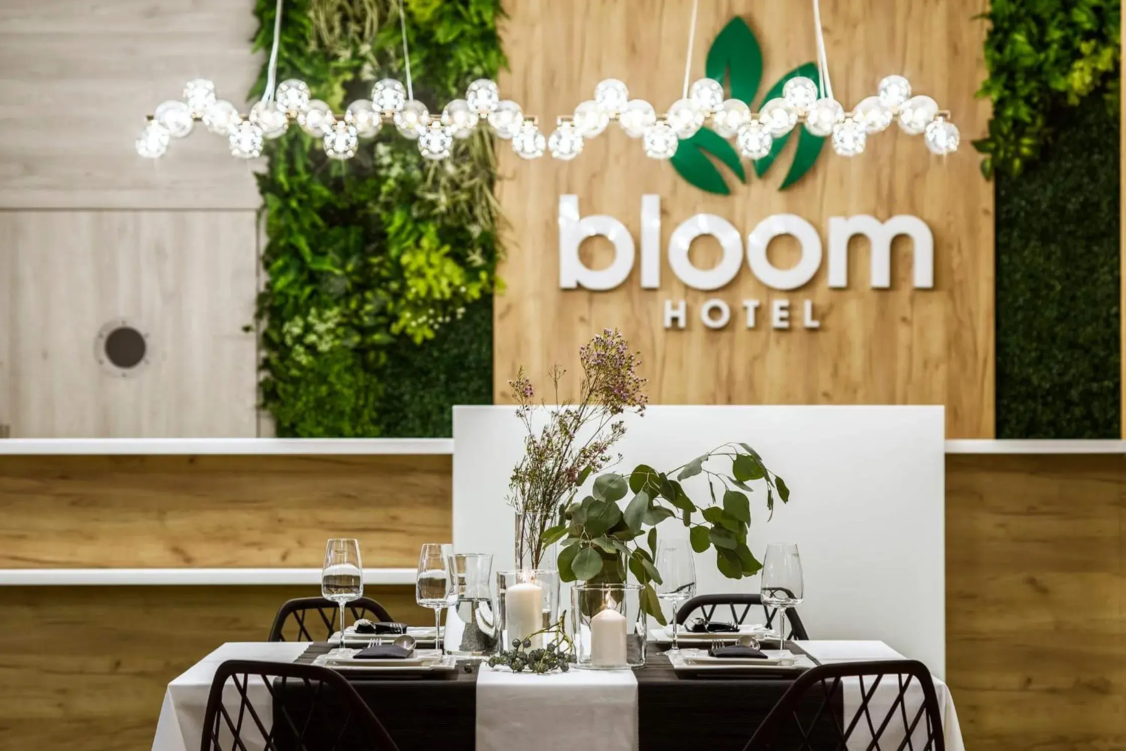 Restaurant/places to eat in Bloom Hotel Airport Okęcie