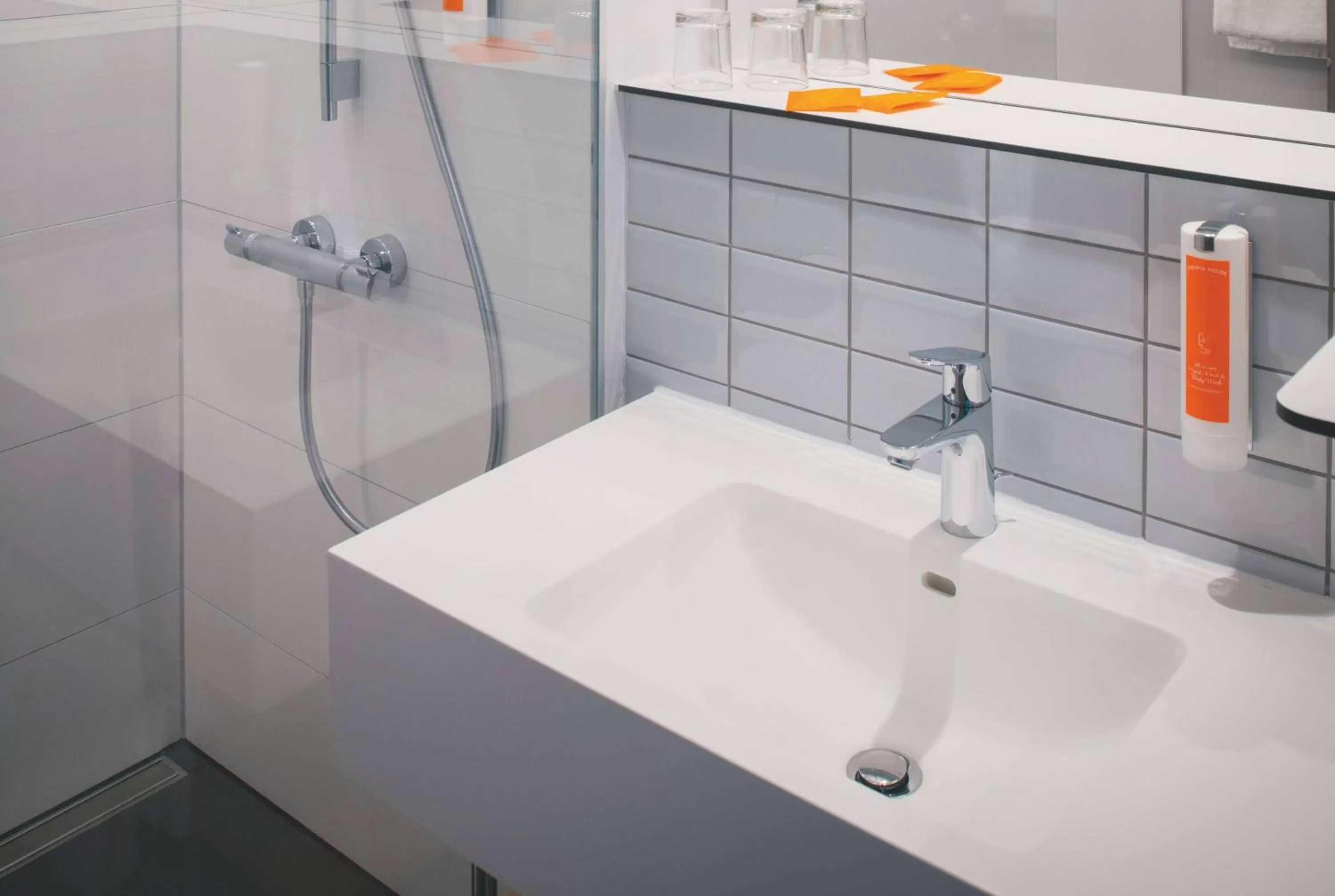 TV and multimedia in Vienna House Easy by Wyndham Leipzig