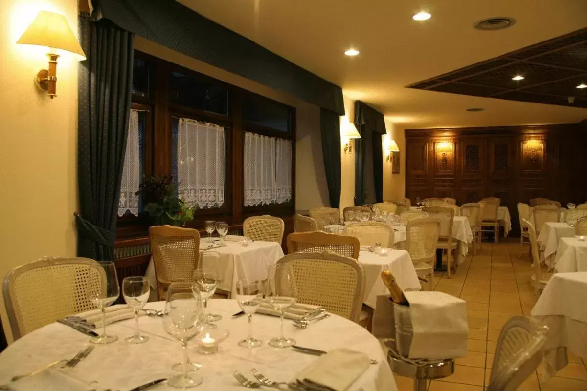 Restaurant/Places to Eat in Hotel Alaska Cortina