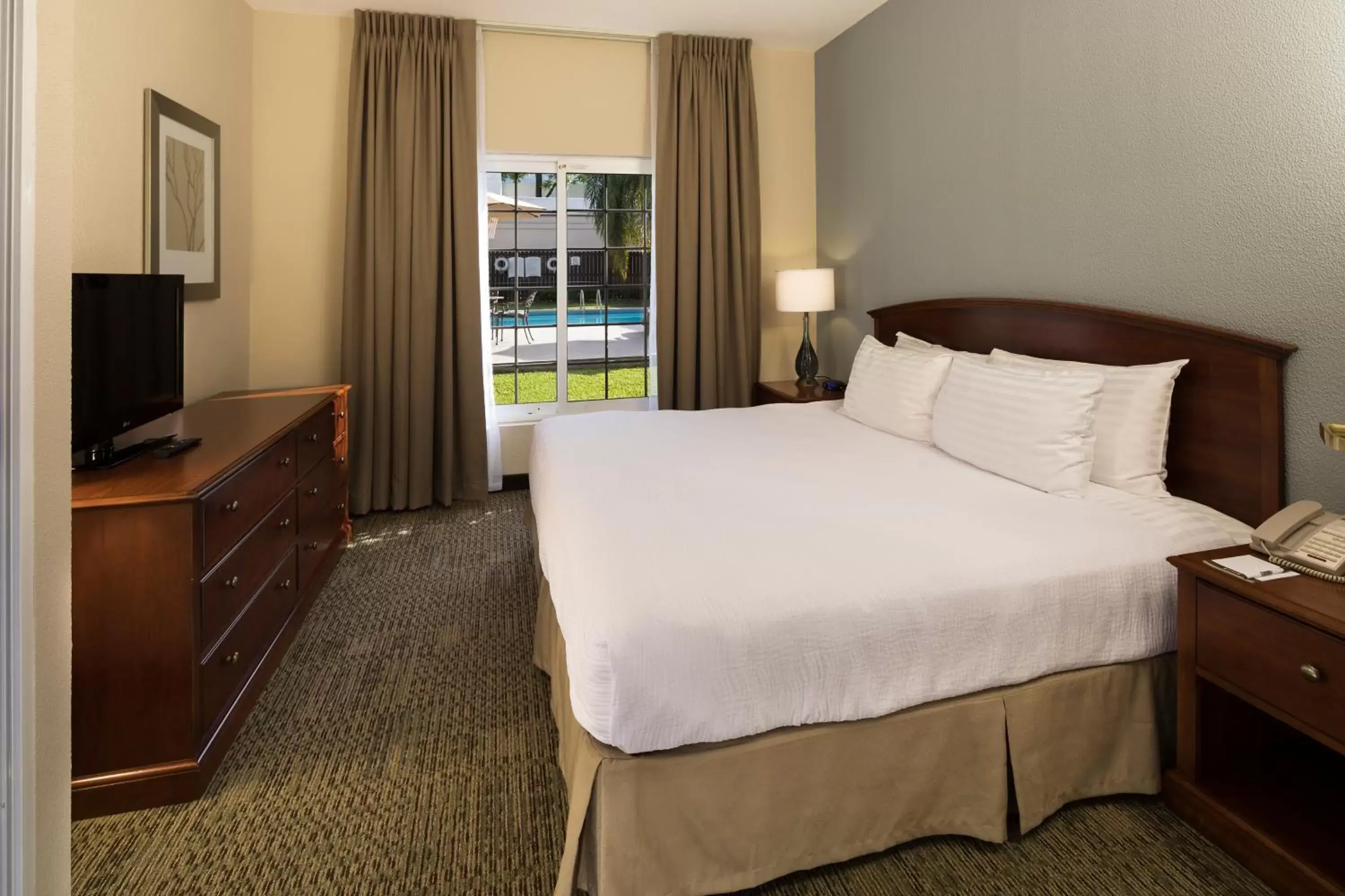 Bed in Staybridge Suites Monterrey San Pedro, an IHG Hotel