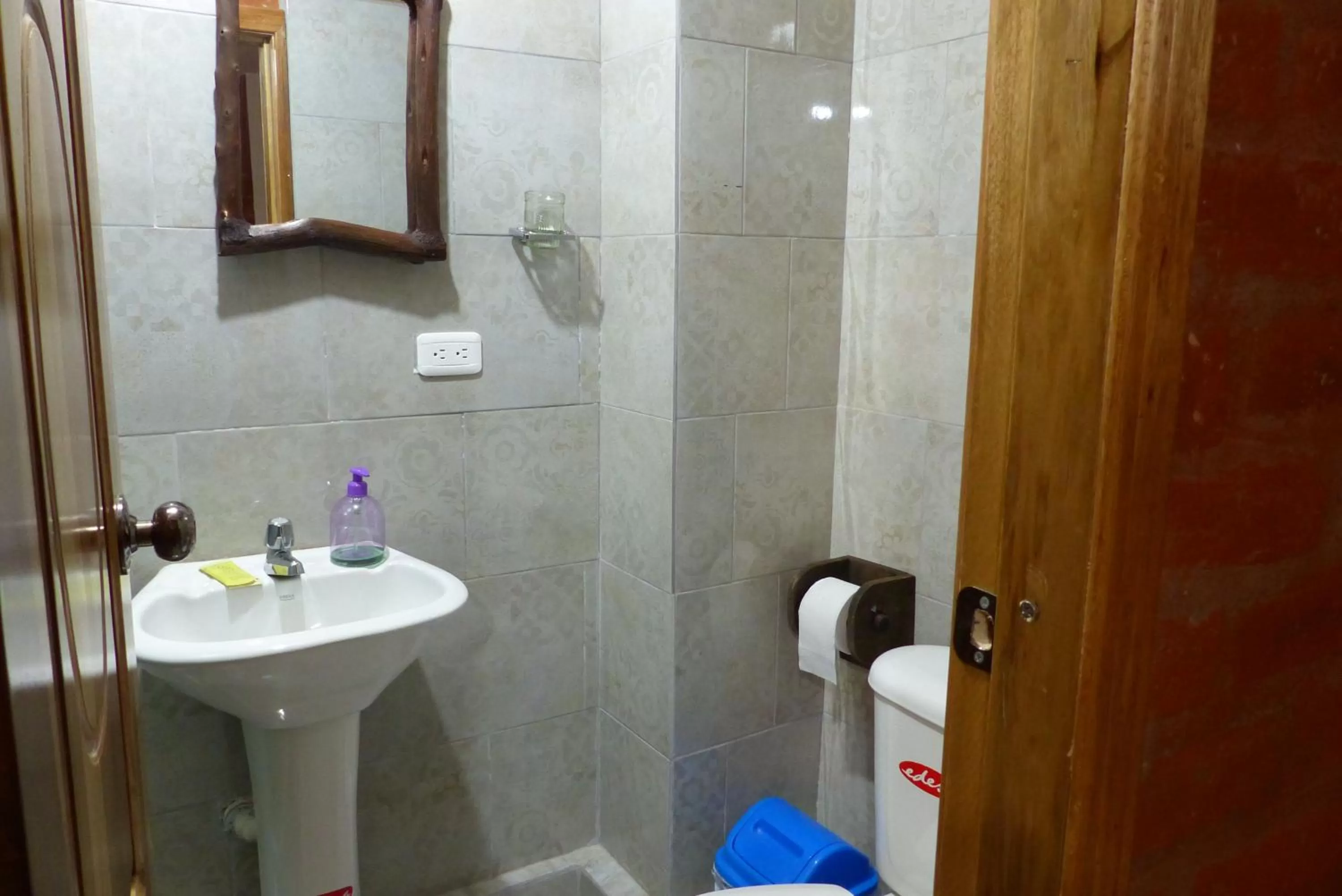 Toilet in Hostal La Casa Amarilla City