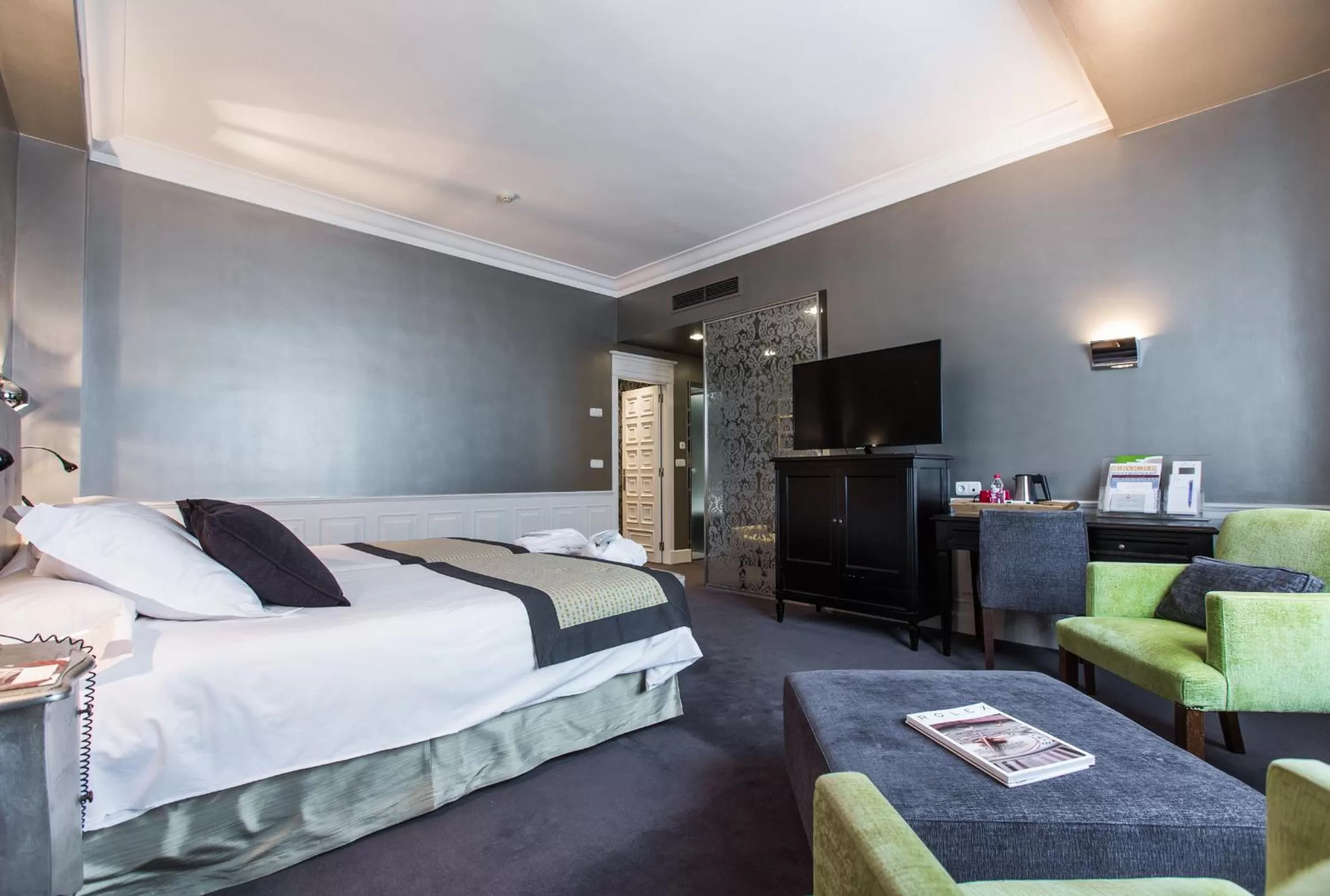 Photo of the whole room, Bed in Hotel Carlton