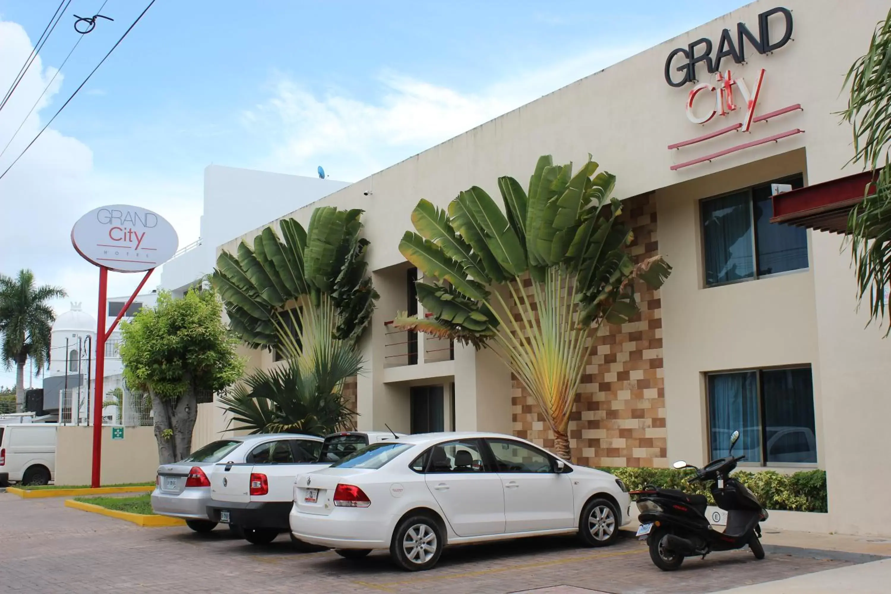 Property Building in Grand City Hotel Cancun