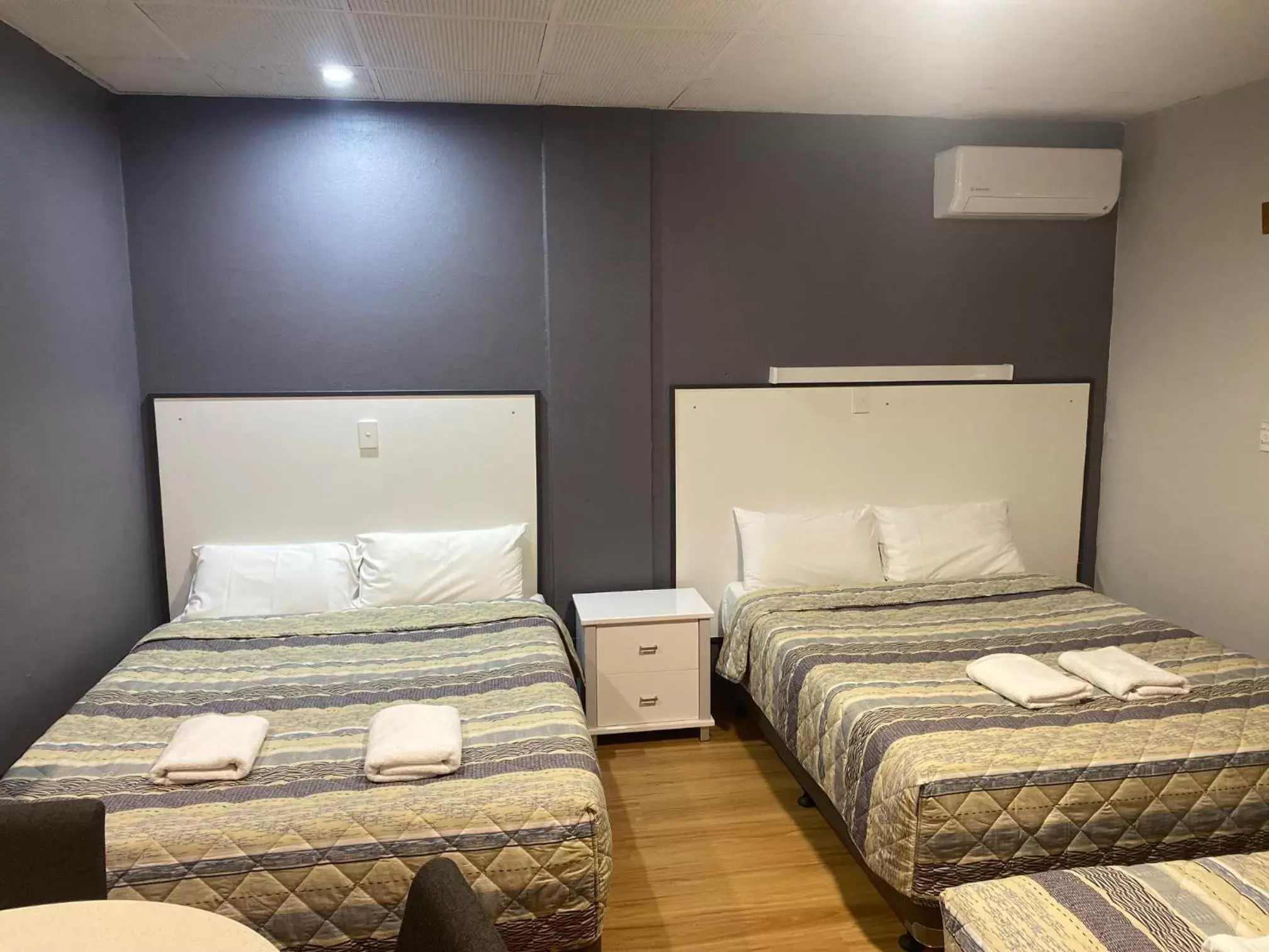 Bedroom, Bed in Tollgate Motel Bedroom, Bed in Tollgate Motel