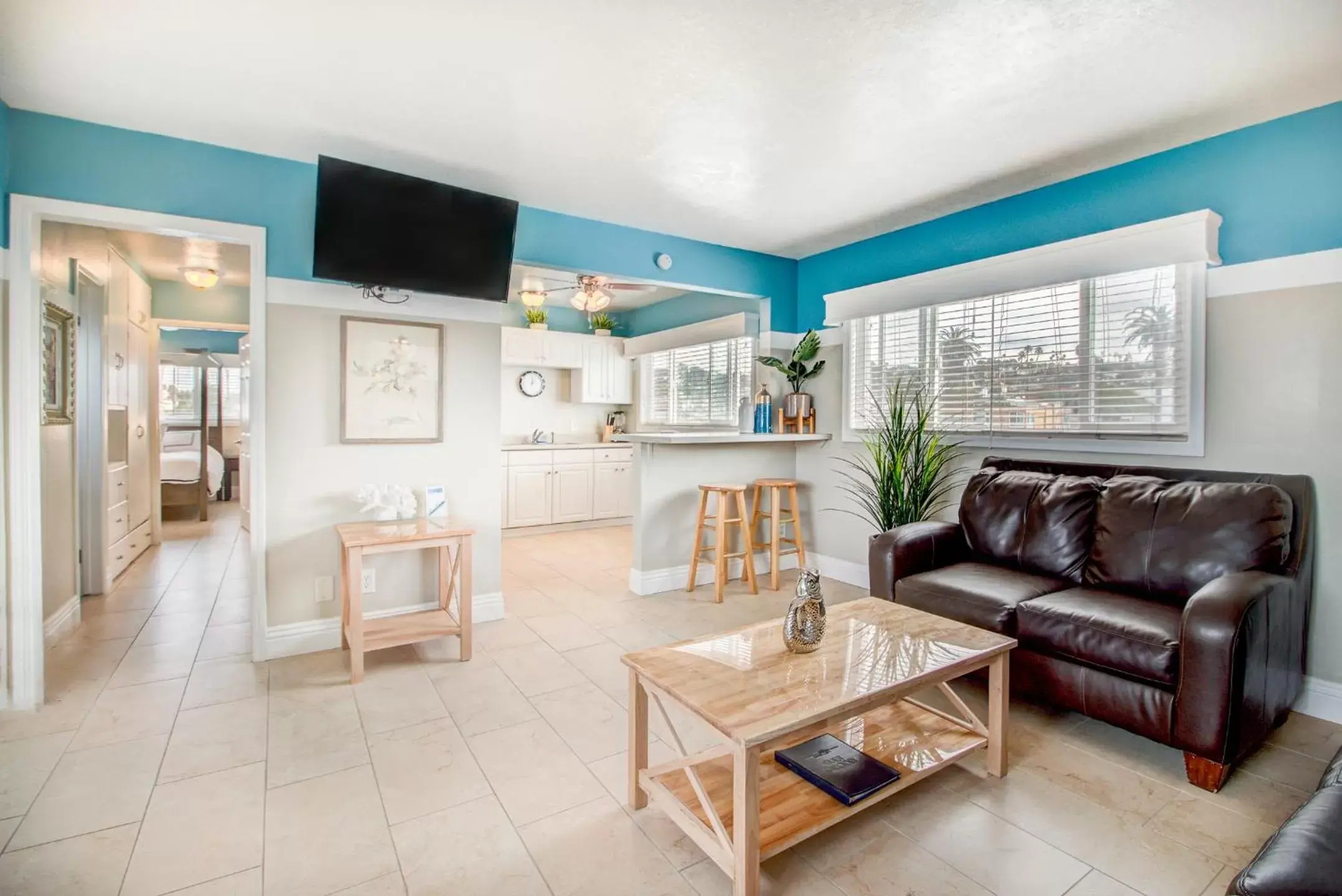 Living room, Seating Area in The Inn at Sunset Cliffs