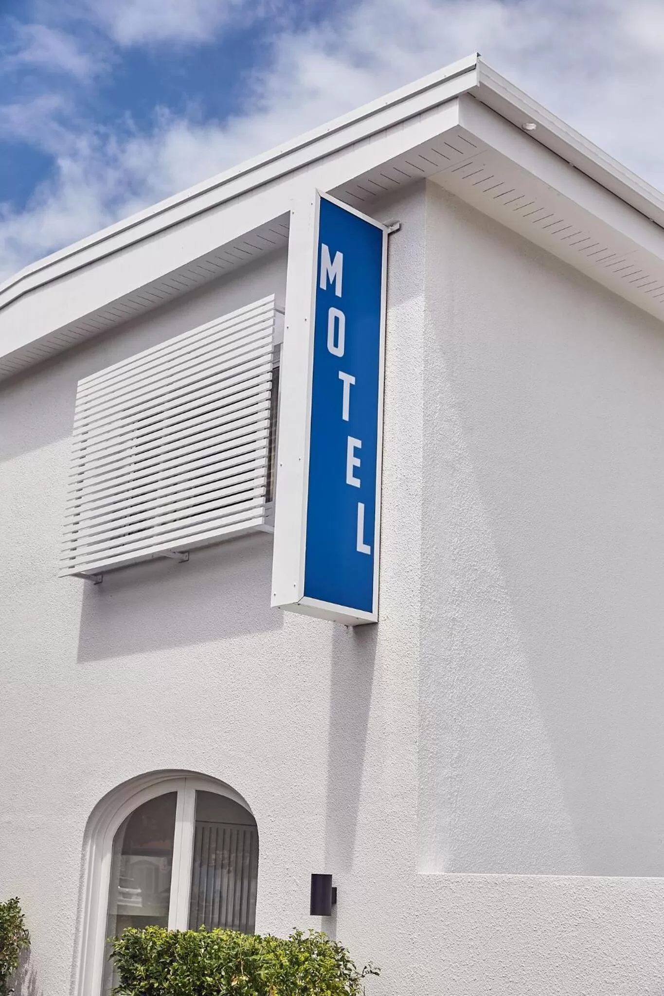 Logo/Certificate/Sign in The Sails Motel Brunswick Heads