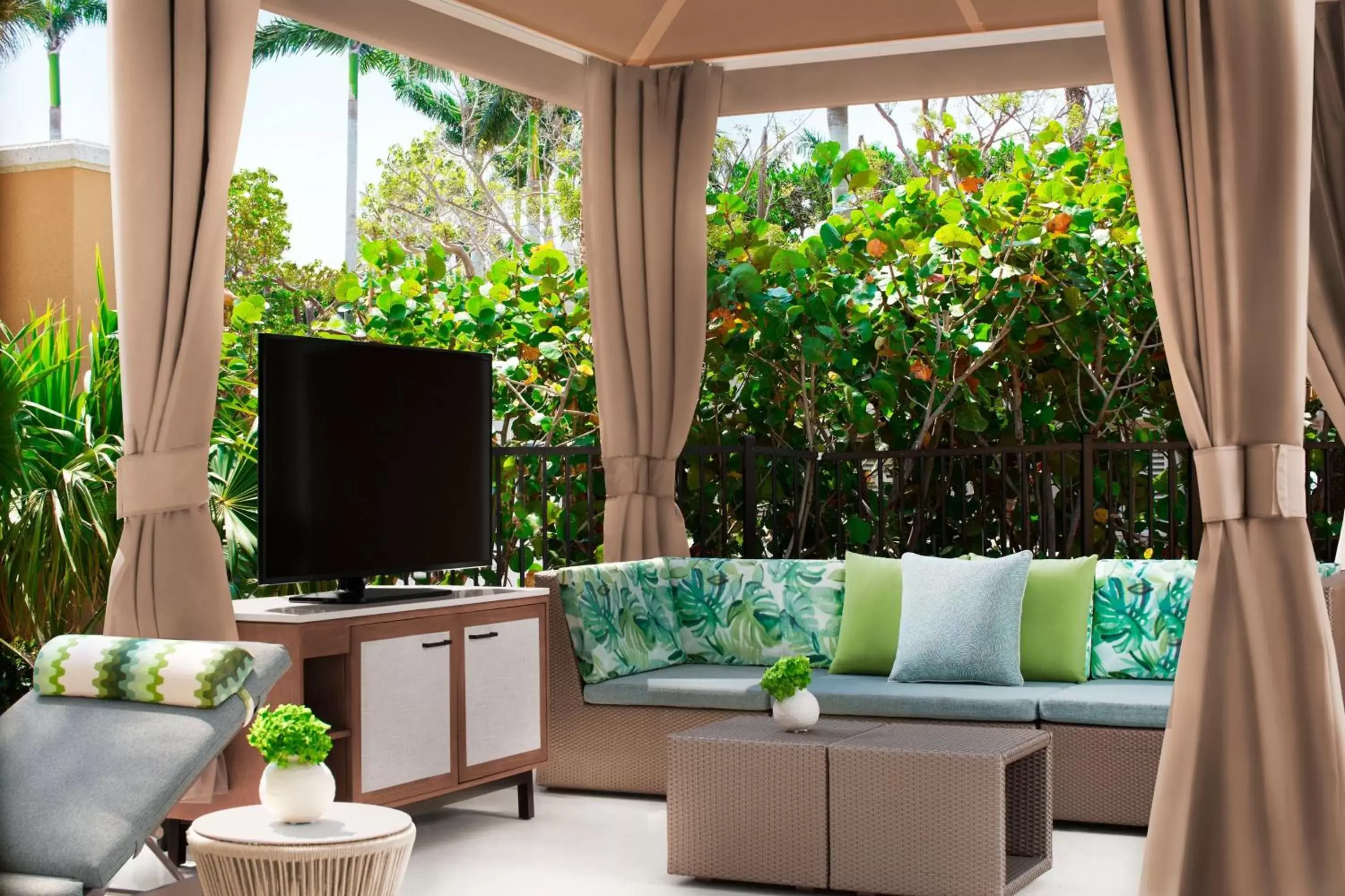 Swimming pool, TV/Entertainment Center in The Ritz-Carlton, Naples