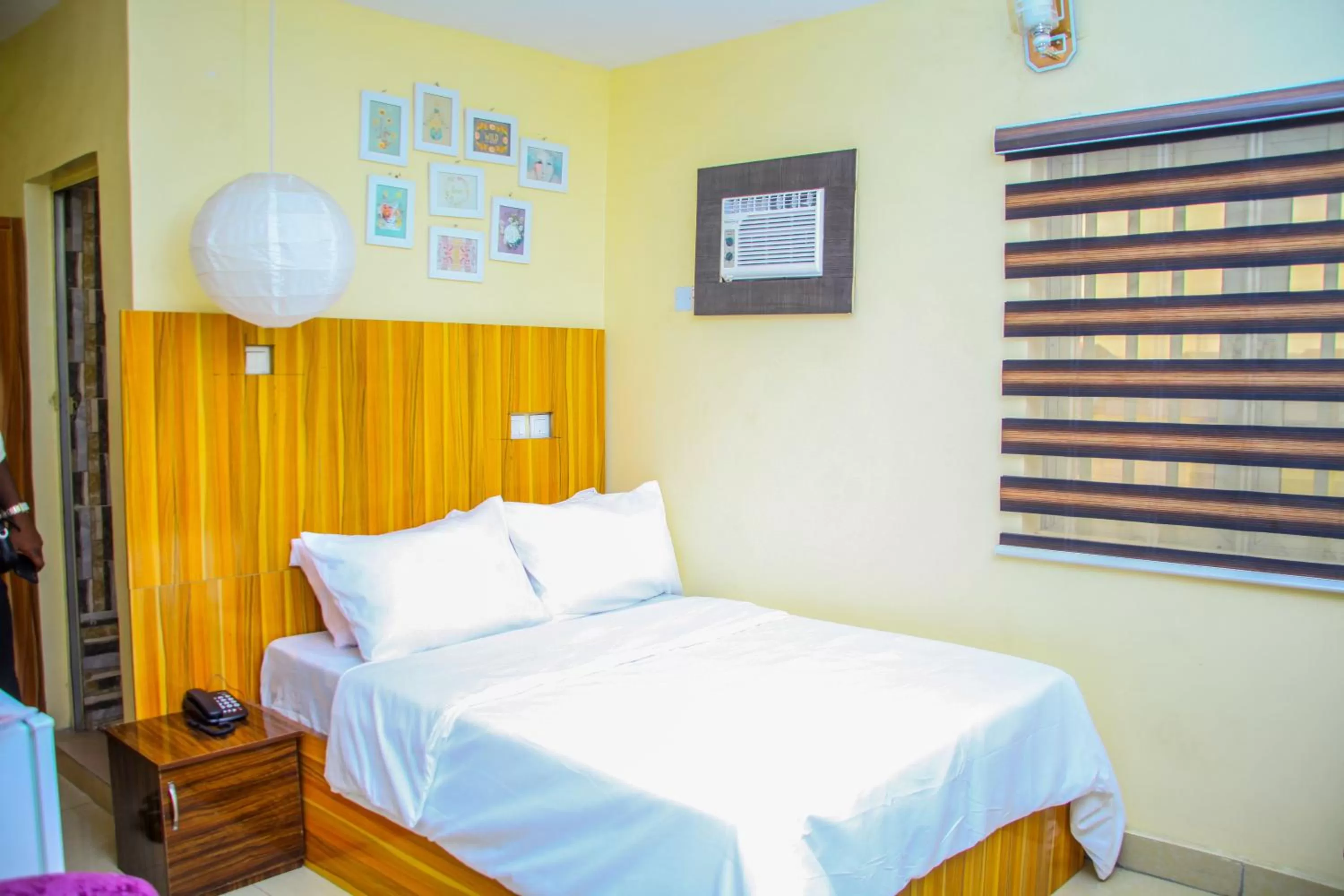 Bedroom, Bed in ONTARIO SUITES