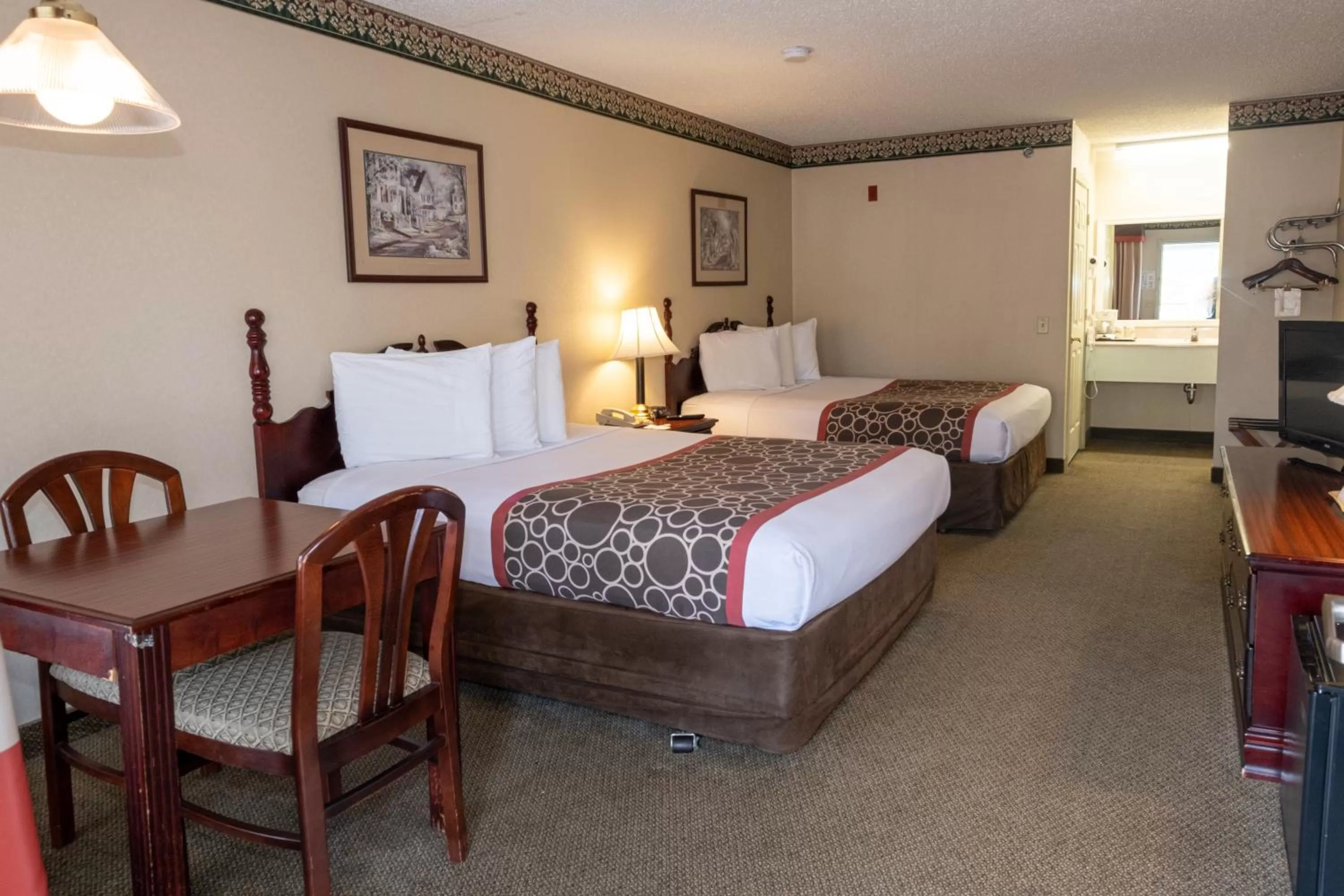 Bedroom, Bed in Hilltop Inn & Suites, near Foxwoods Casino