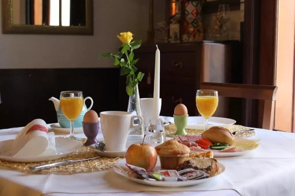 Dining area, Breakfast in Hotel Simonis