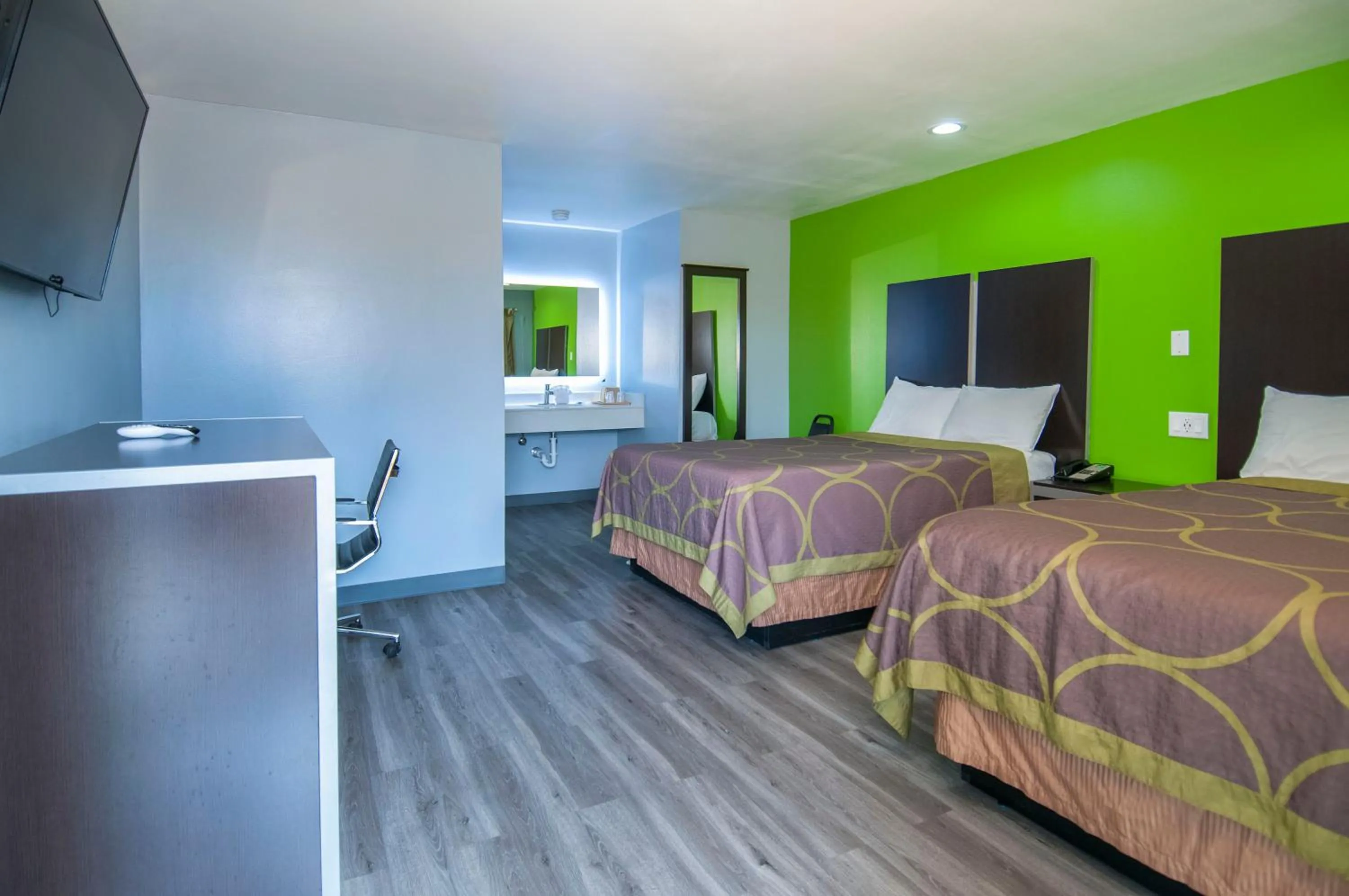 Shower, Bed in Executive Inn Fort Stockton