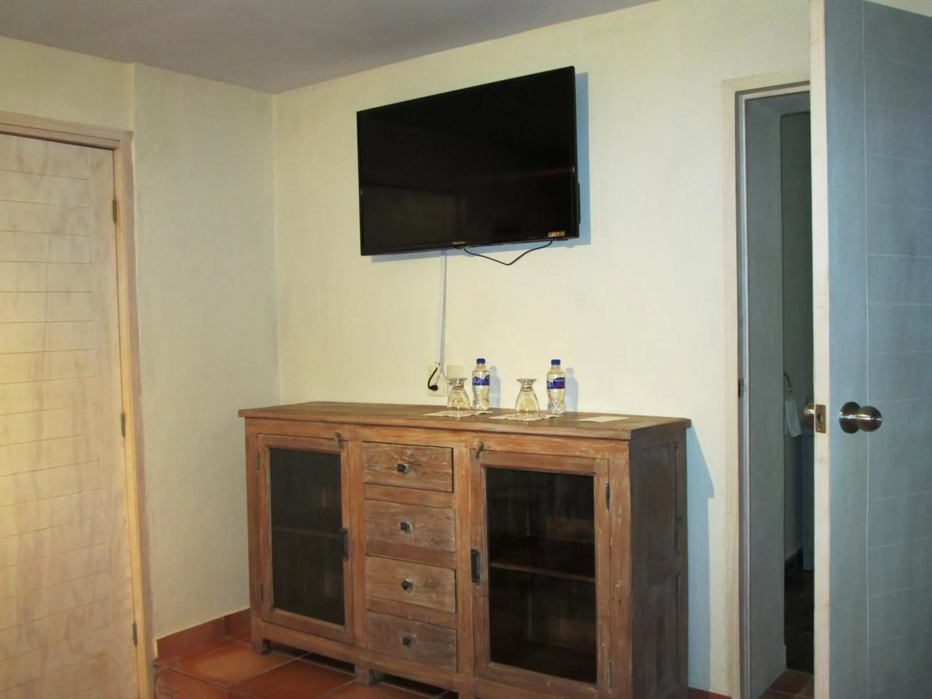 Communal lounge/ TV room, TV/Entertainment Center in Hotel Damiana Boutique