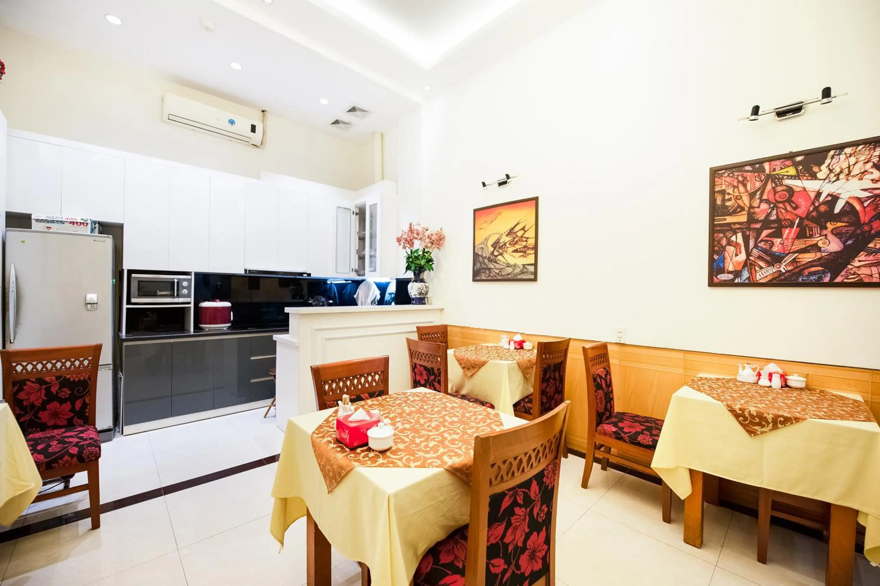 Dining area in Chariot Hotel