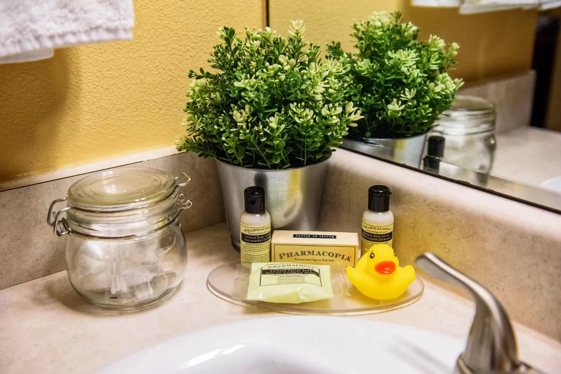 Bathroom, Drinks in Georgetown Inn Seattle