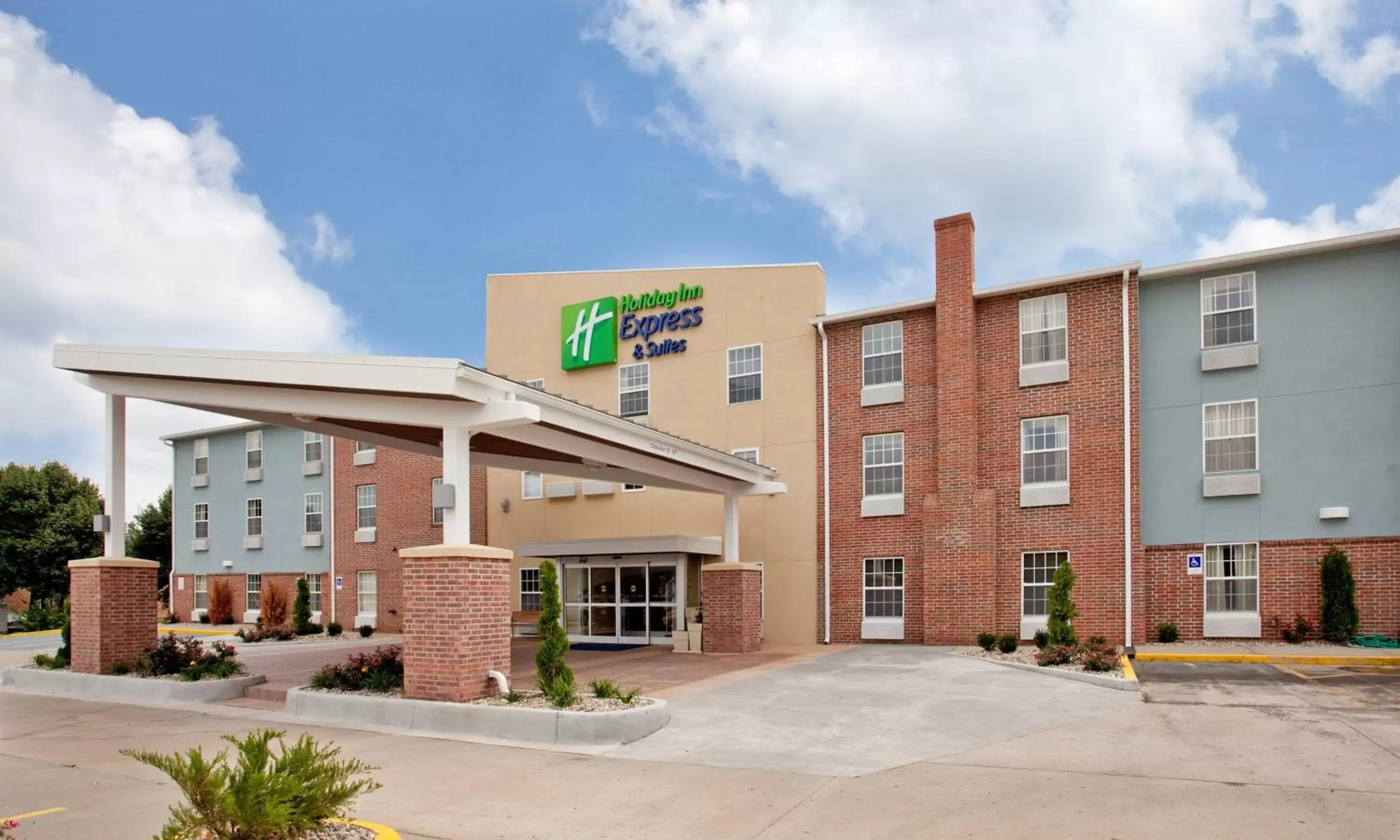 Property building in Holiday Inn Express Hotel & Suites North Kansas City by IHG Property building in Holiday Inn Express Hotel & Suites North Kansas City by IHG