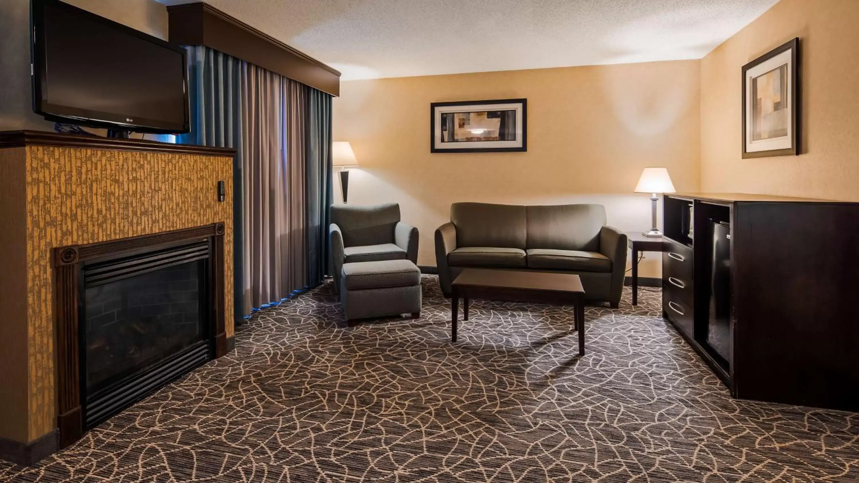 Photo of the whole room, Seating Area in Best Western Plus Berkshire Hills Inn & Suites