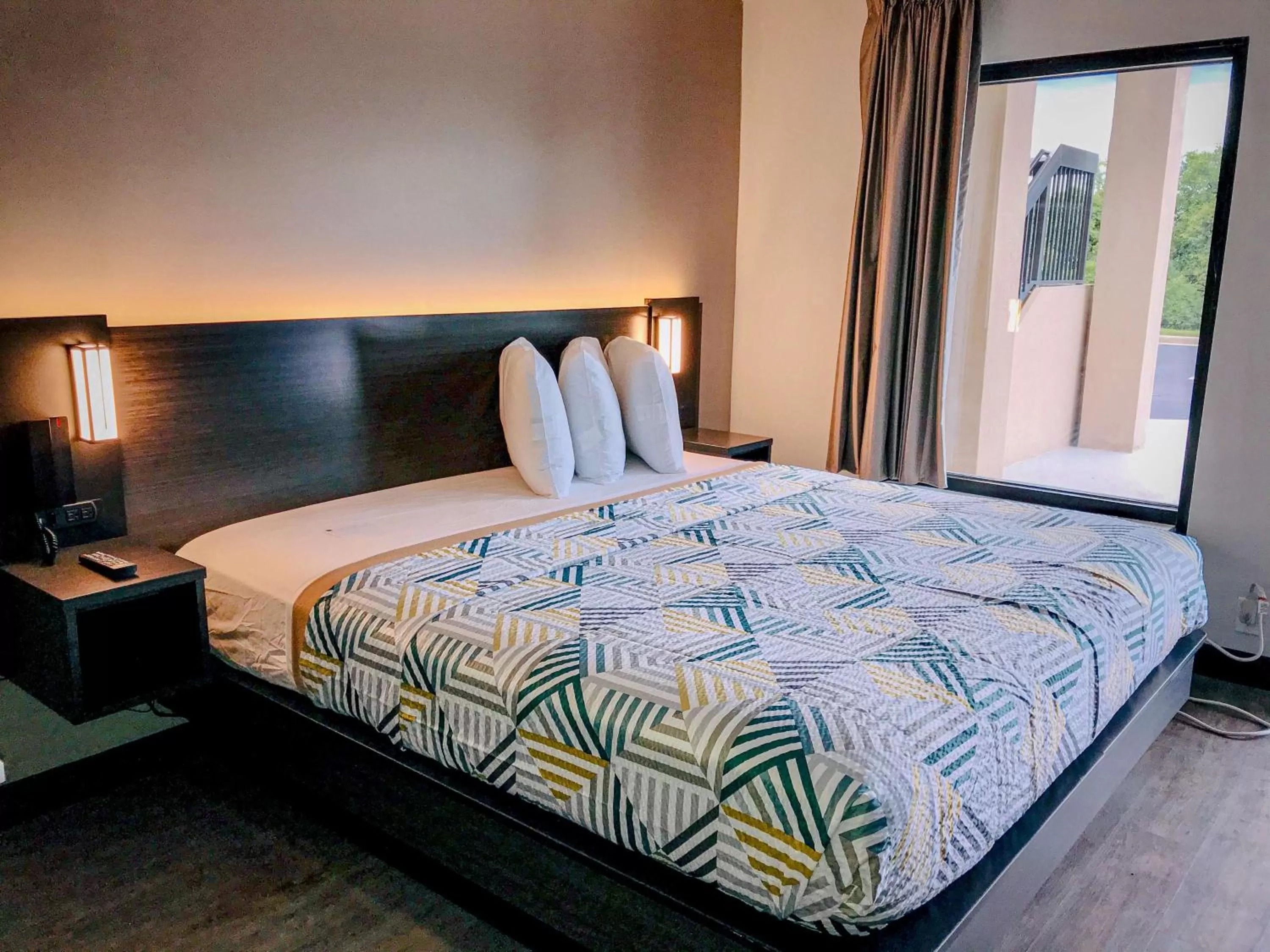 Photo of the whole room, Bed in Studio 6 Dublin, Ga