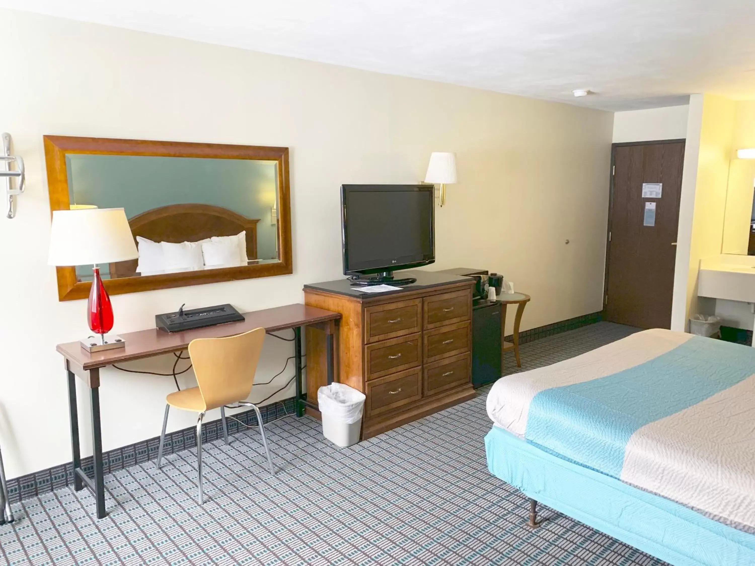 TV and multimedia, Bed in Motel 6 McGraw, NY - Cortland