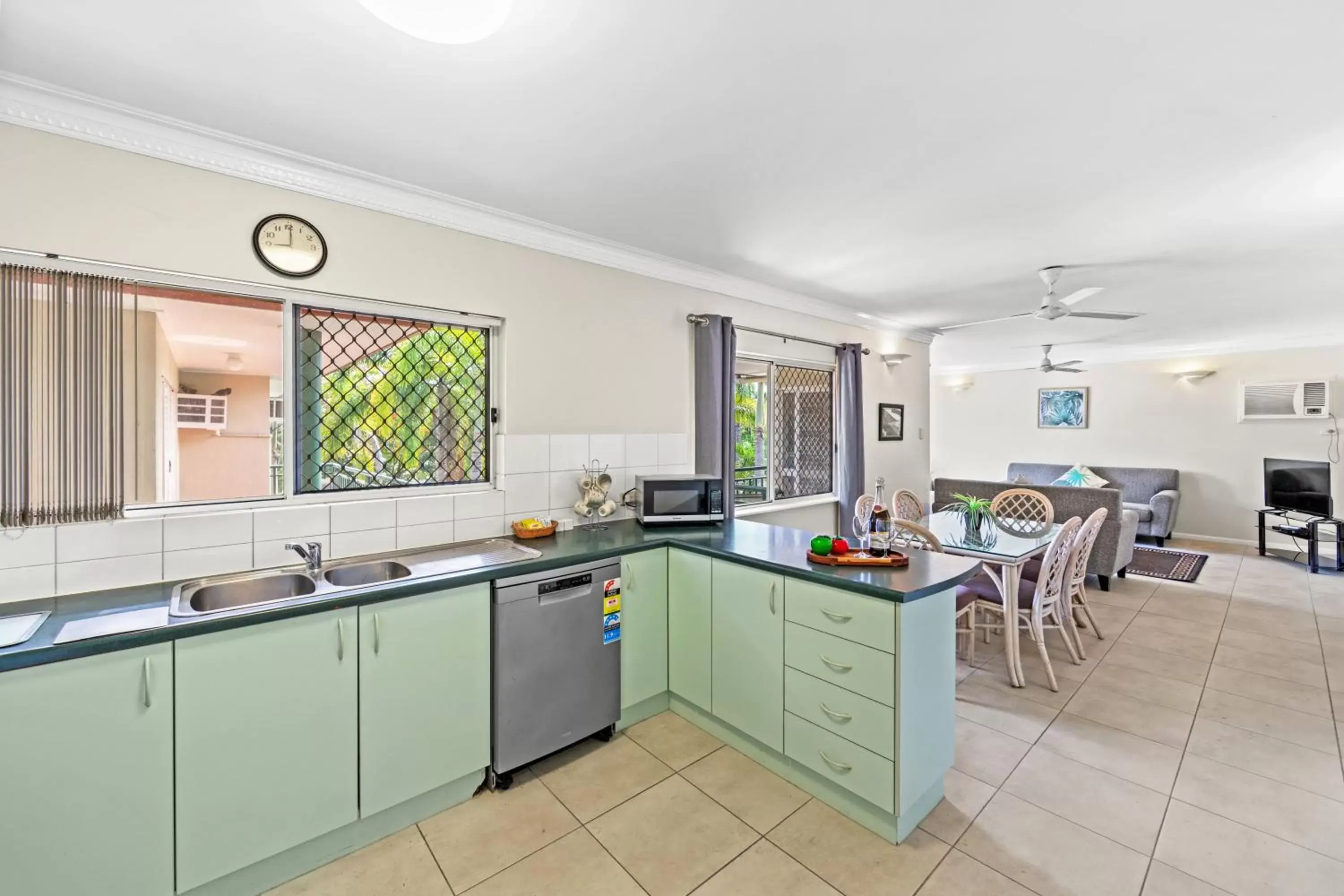 Kitchen or kitchenette, Kitchen/Kitchenette in Koala Court Holiday Apartments