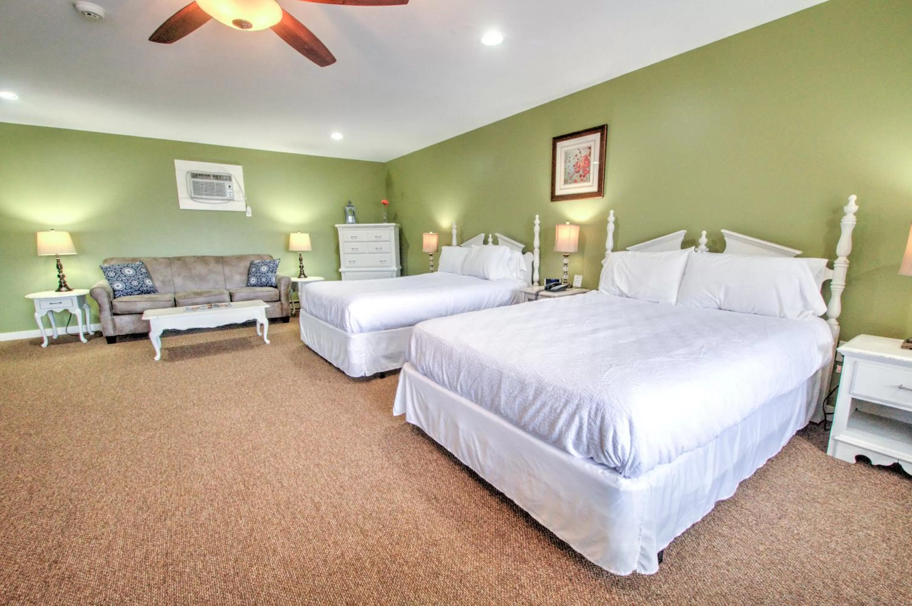 Photo of the whole room, Bed in East Shore Lodging