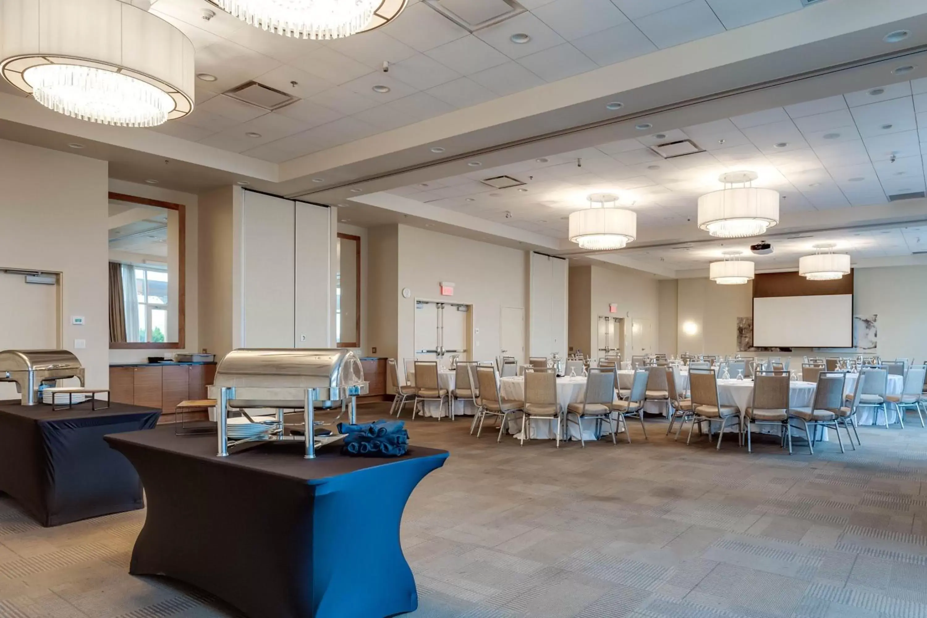 Meeting/conference room, Restaurant/Places to Eat in Four Points by Sheraton Kelowna Airport