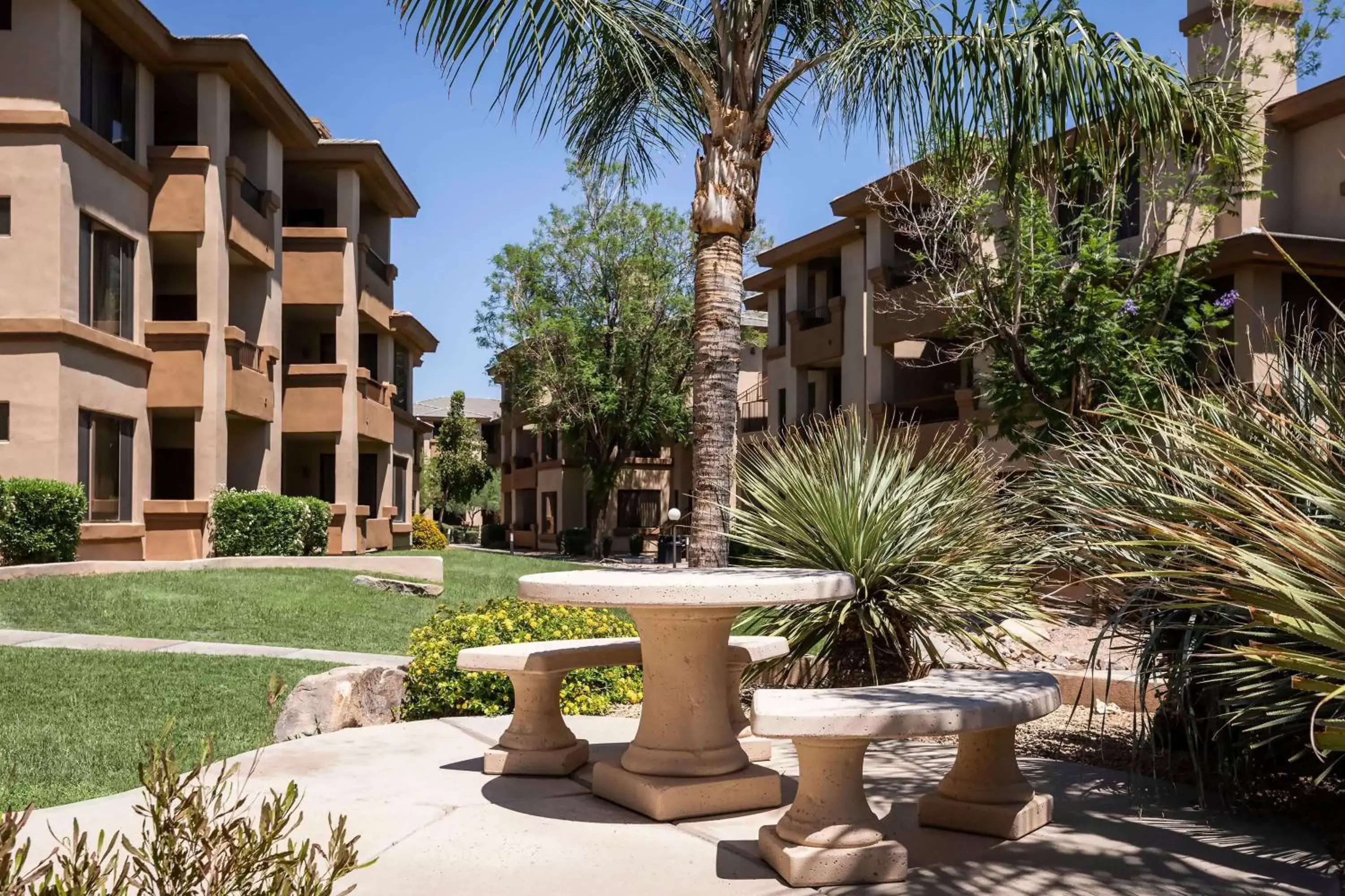 Inner courtyard view, Property Building in Hilton Vacation Club Scottsdale Links Resort