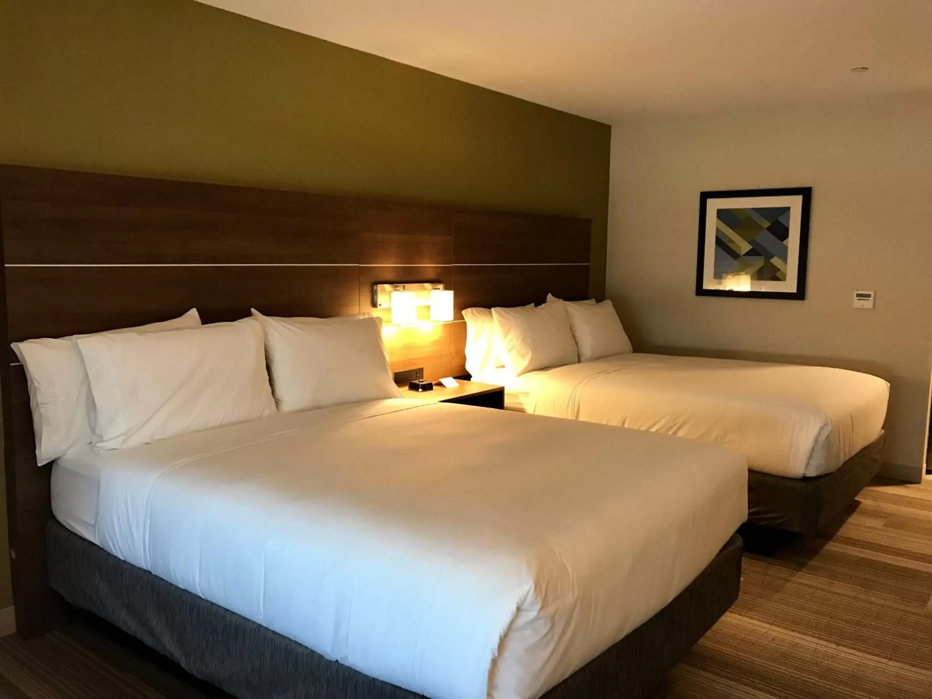 Photo of the whole room, Bed in Holiday Inn Express Hotel & Suites Pasadena-Colorado Boulevard, an IHG Hotel