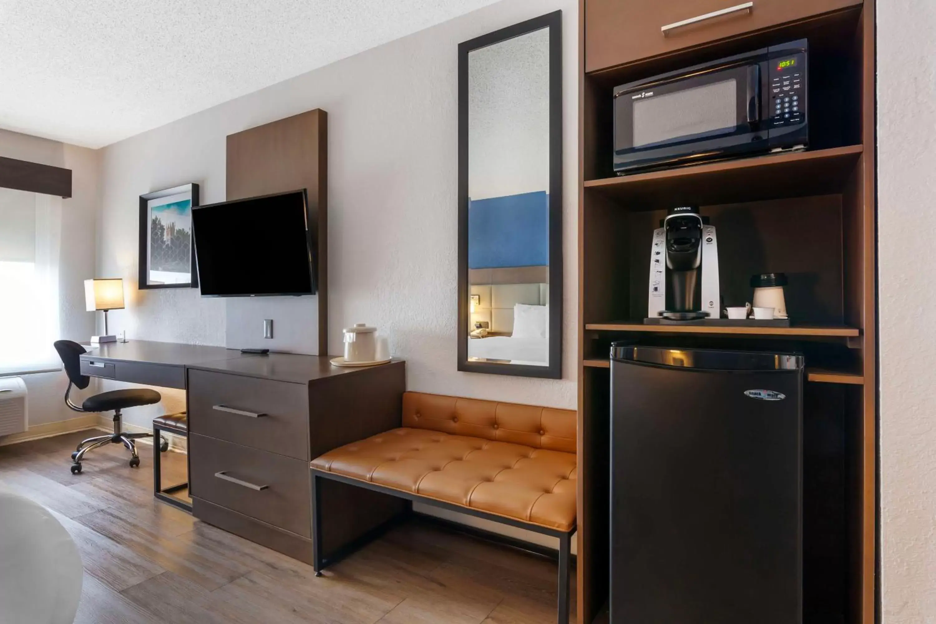 Bedroom, TV/Entertainment Center in Best Western Sycamore Inn