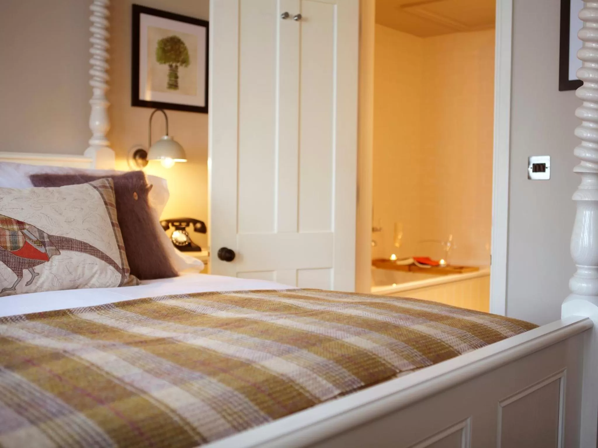 Shower, Bed in The Plough Inn & Cottages