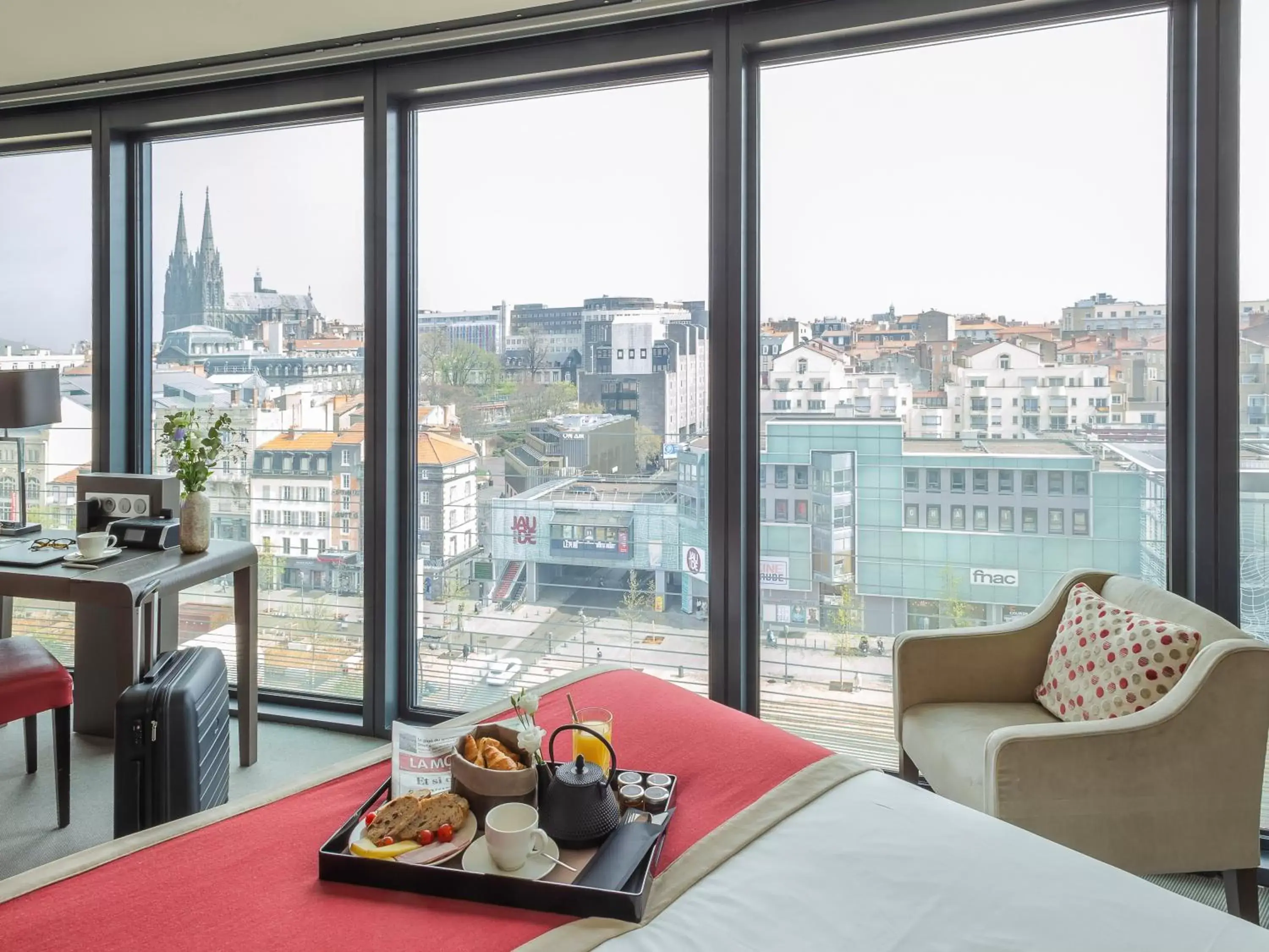 Bed in Mercure Clermont Ferrand centre Jaude