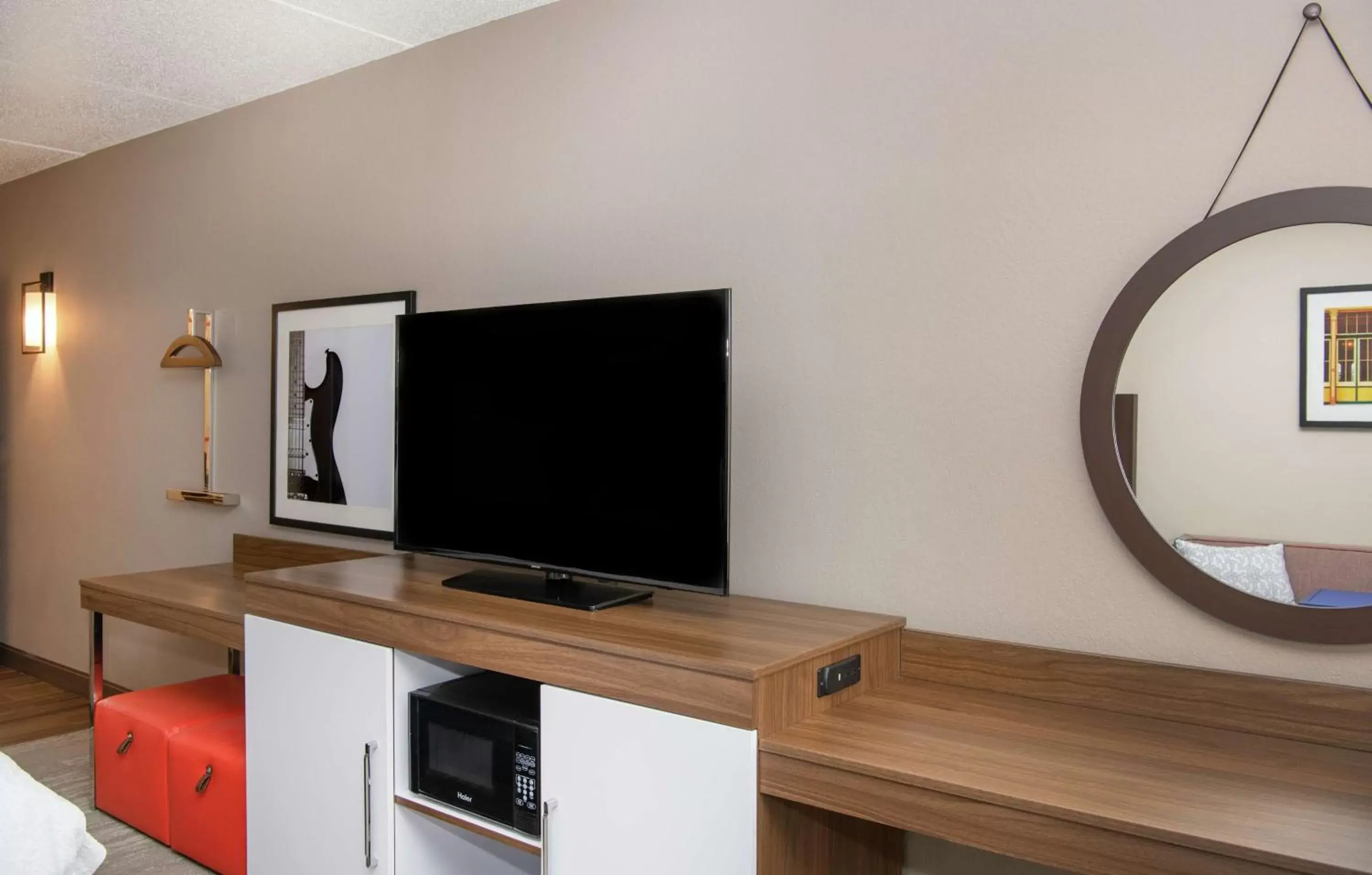 Photo of the whole room, TV/Entertainment Center in Hampton Inn Cleveland-Solon