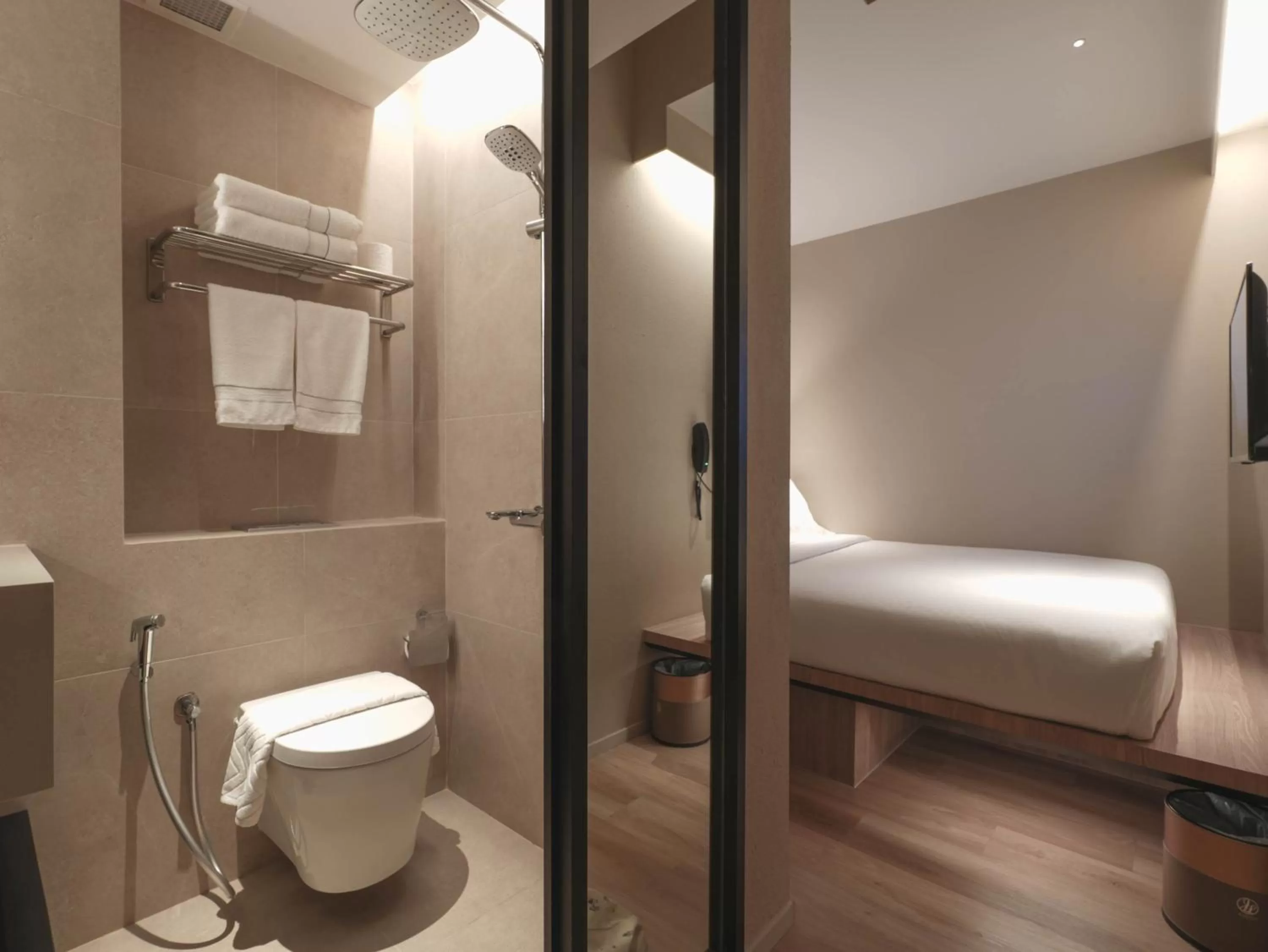 Shower in Hotel 1900 Chinatown