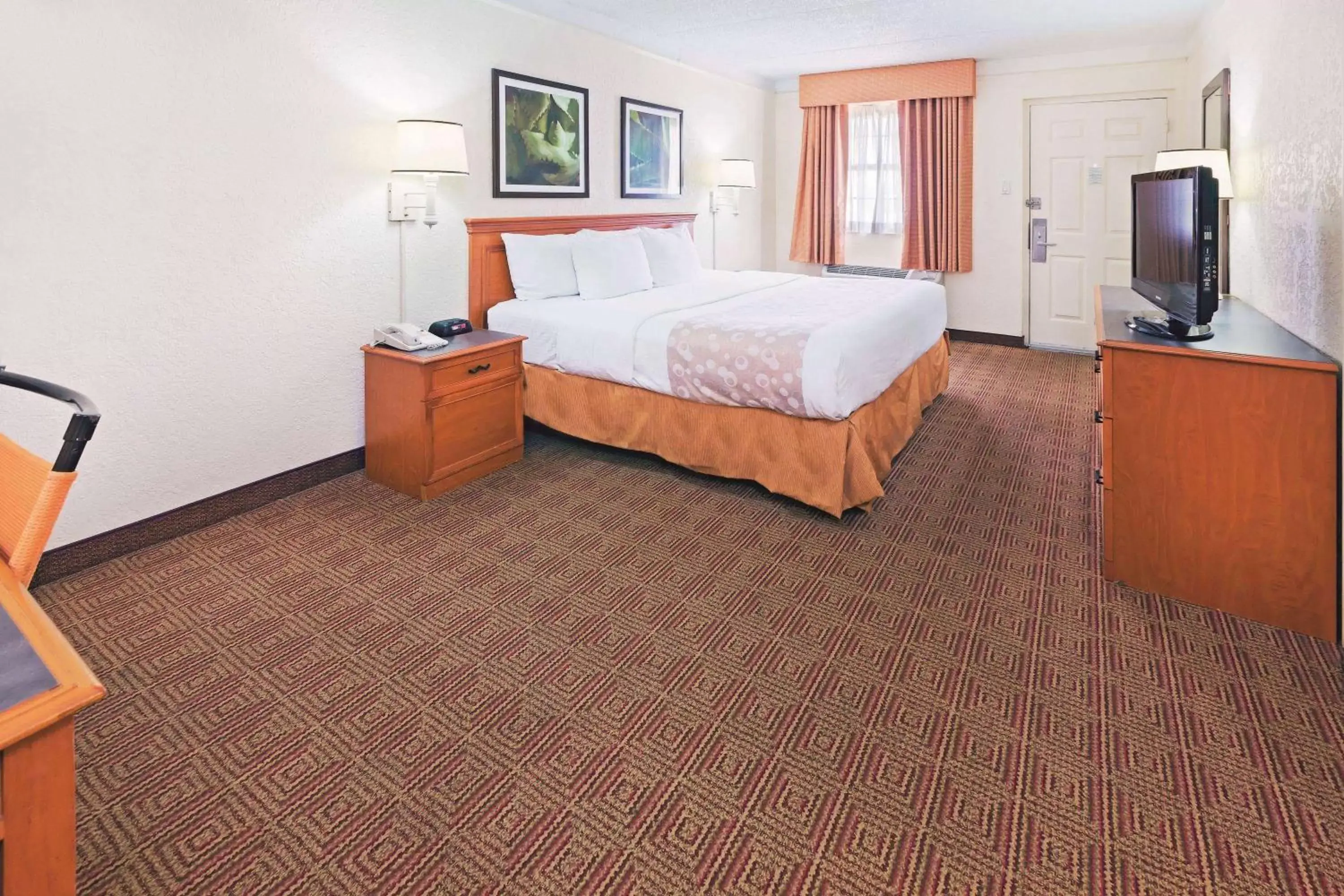 Photo of the whole room, Bed in Super 8 by Wyndham San Antonio Near SeaWorld Ingram Park