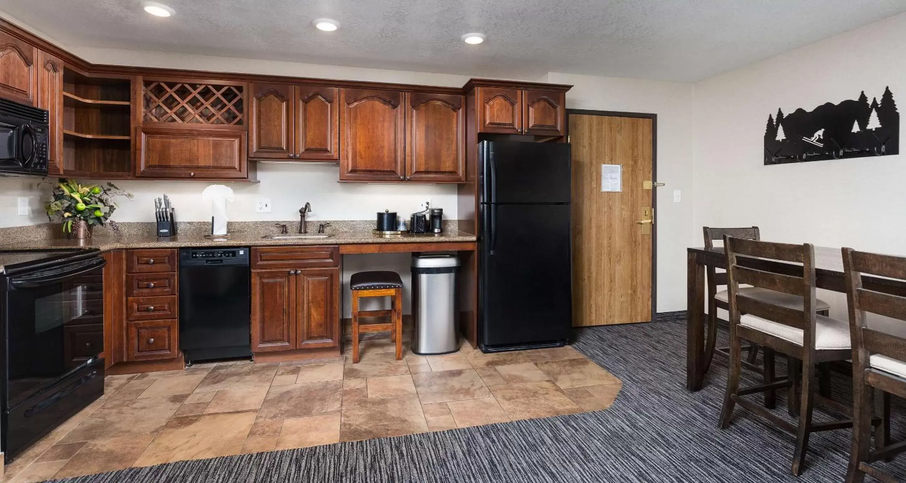 Photo of the whole room, Kitchen/Kitchenette in Best Western Landmark Inn