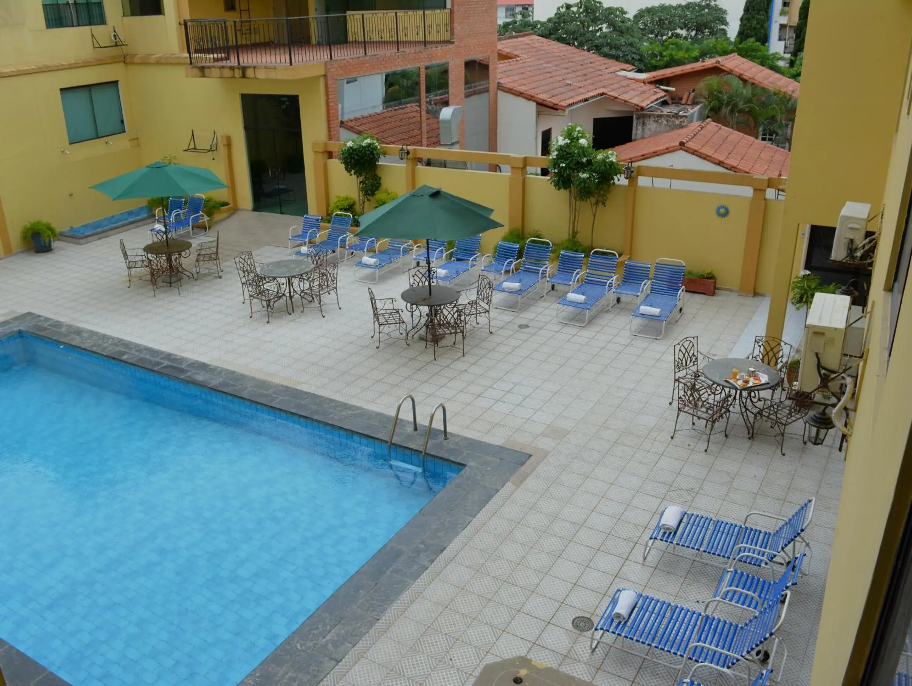 Patio, Pool View in Hotel Continental Park