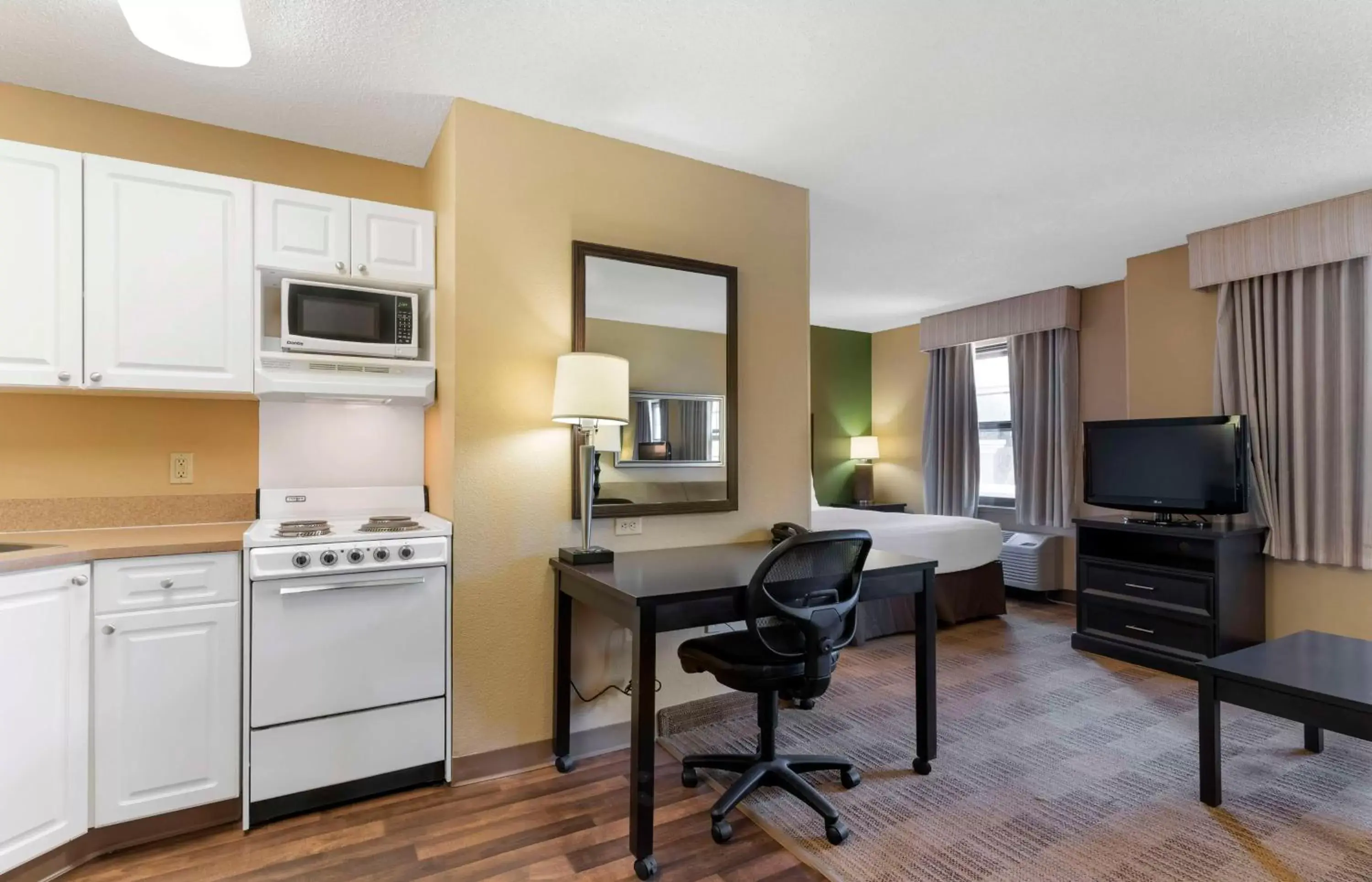 Bedroom, TV/Entertainment Center in Extended Stay America Suites - Oakland - Alameda Airport