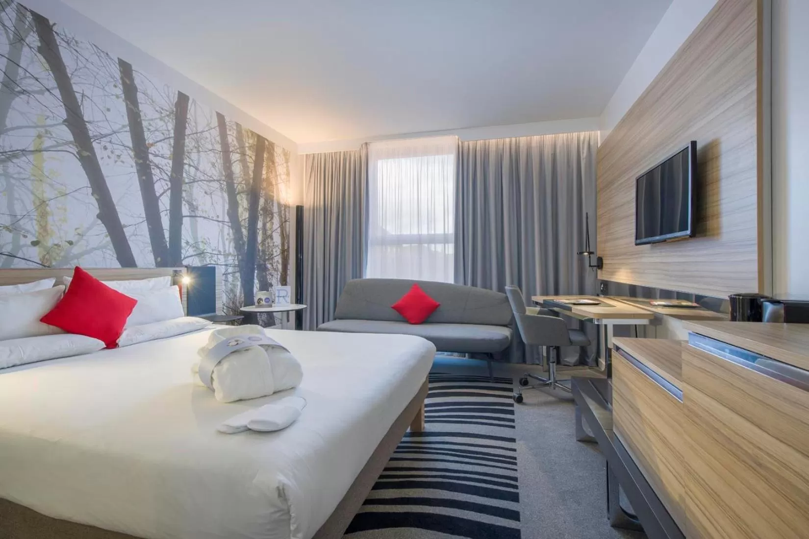 Photo of the whole room, Bed in Novotel York Centre