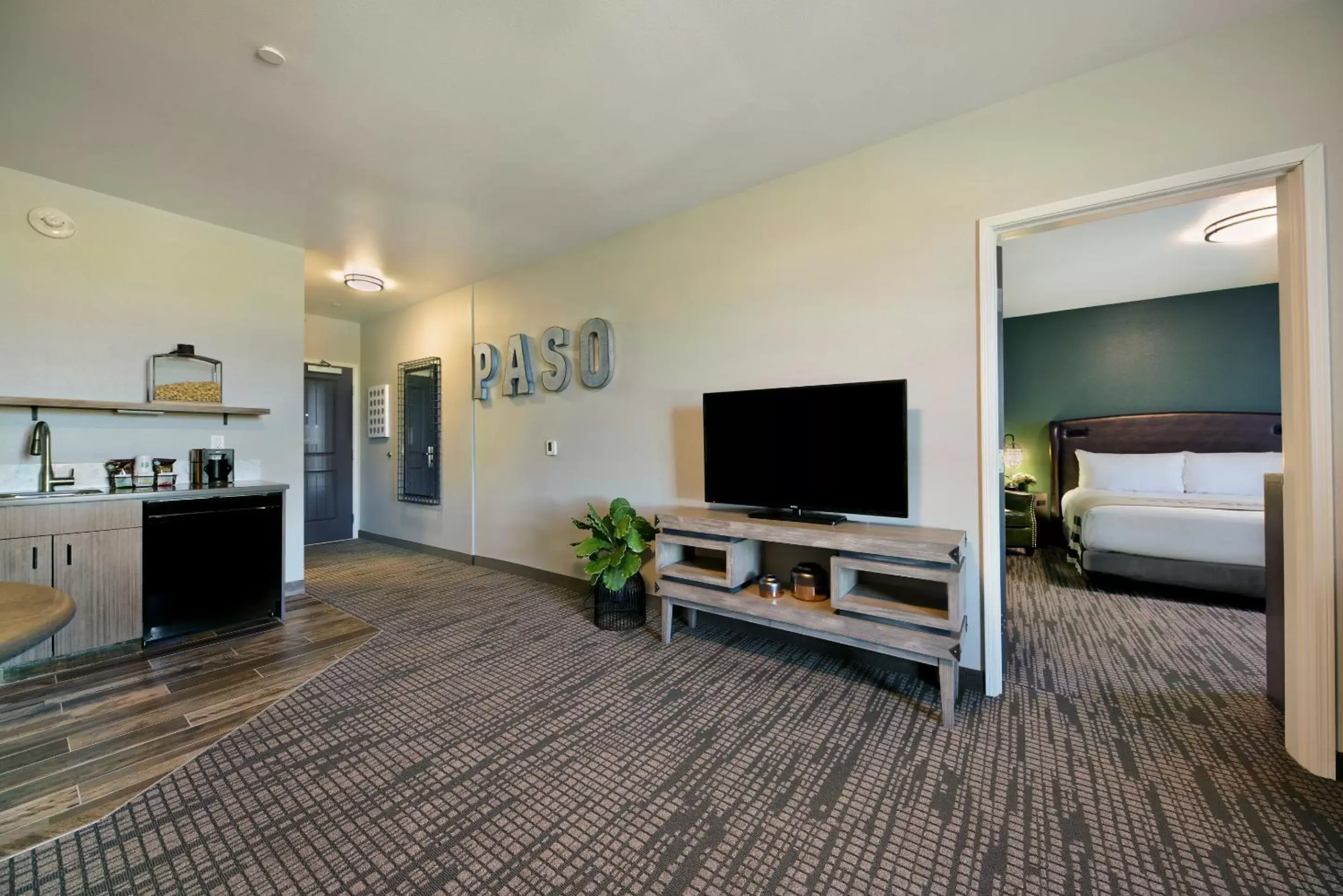 TV and multimedia in Oxford Suites Paso Robles