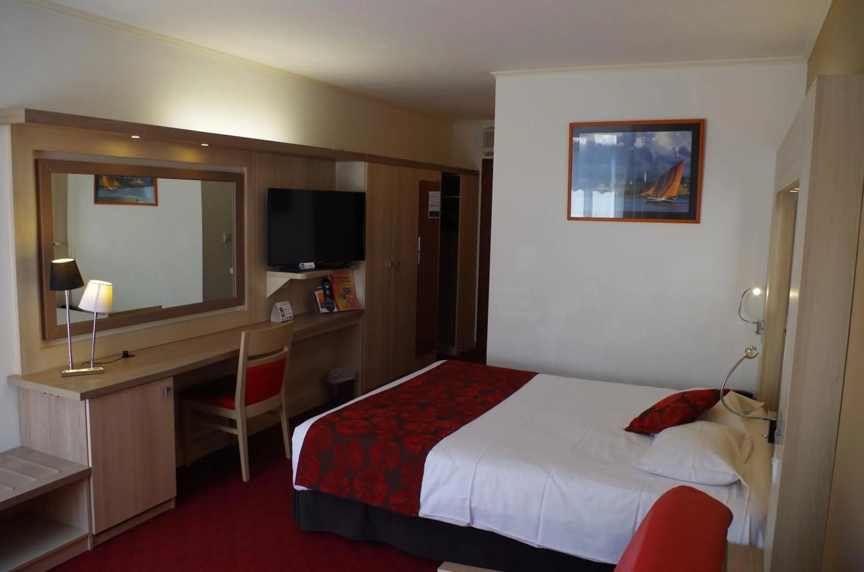 Communal lounge/ TV room, Bed in The Originals Boutique, Hotel Aquilon, Saint-Nazaire (Inter-Hotel)