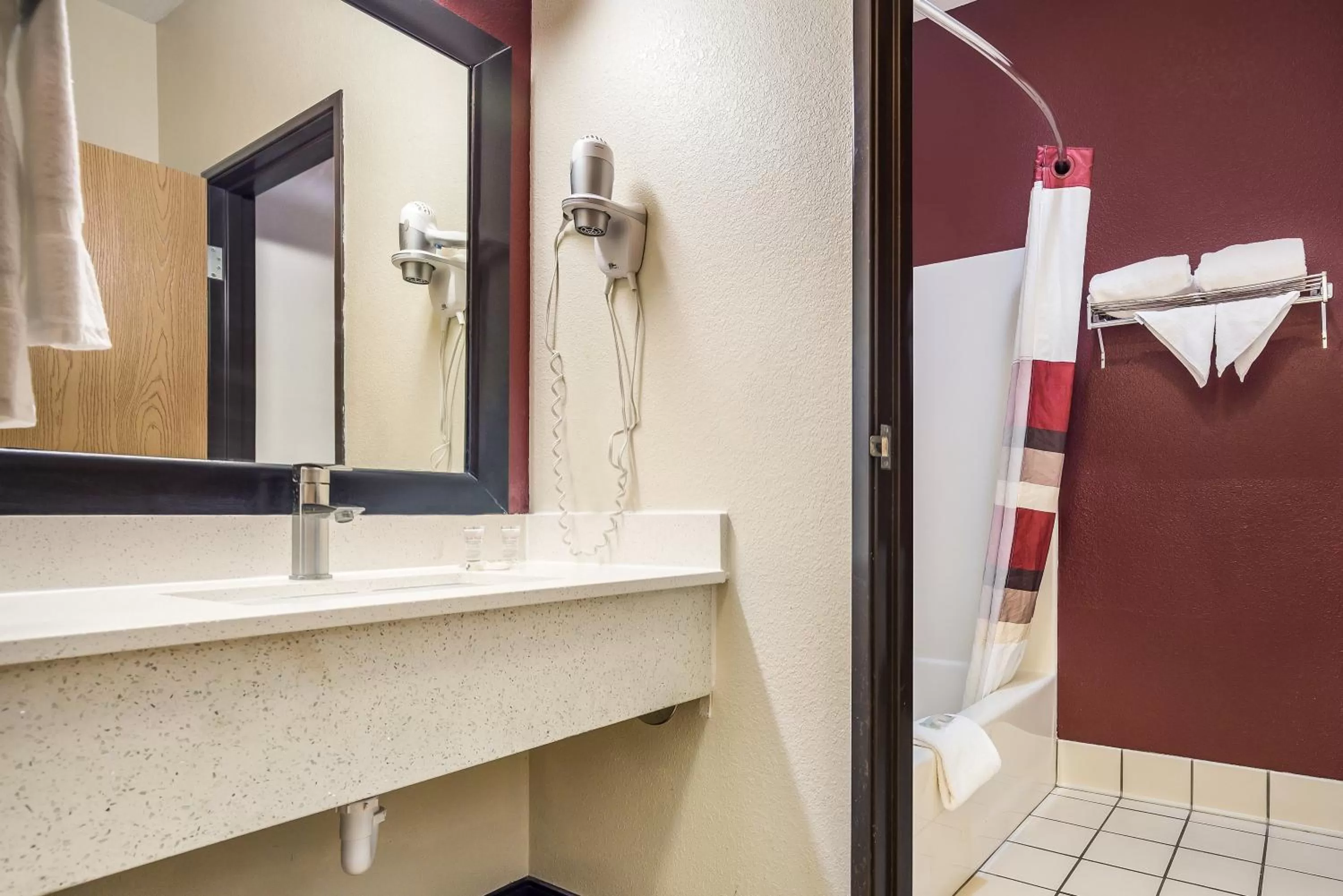 Bathroom in Red Roof Inn St Louis - Troy, IL