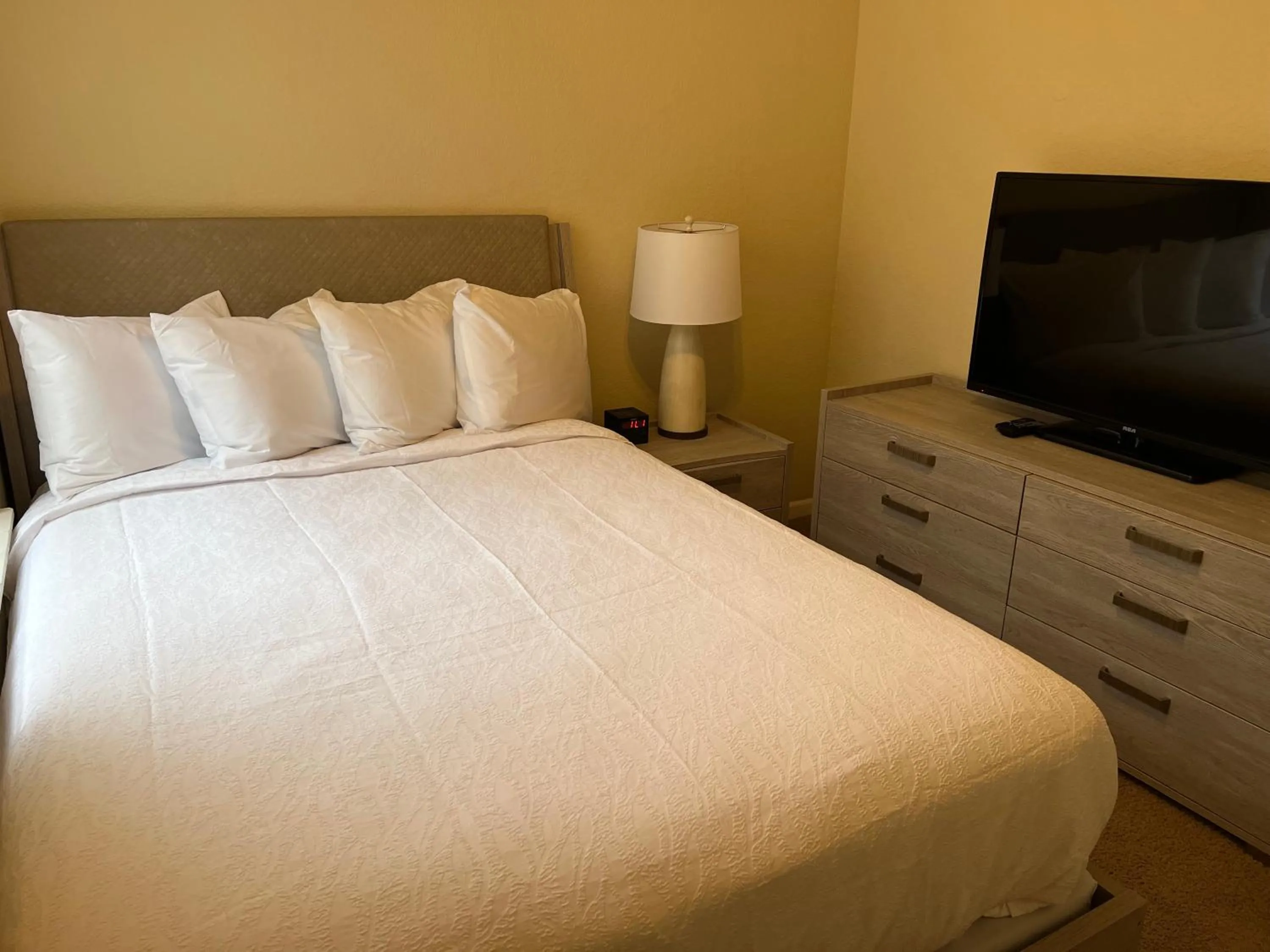 Bedroom, Bed in WASHBURN HOTEL SUITES